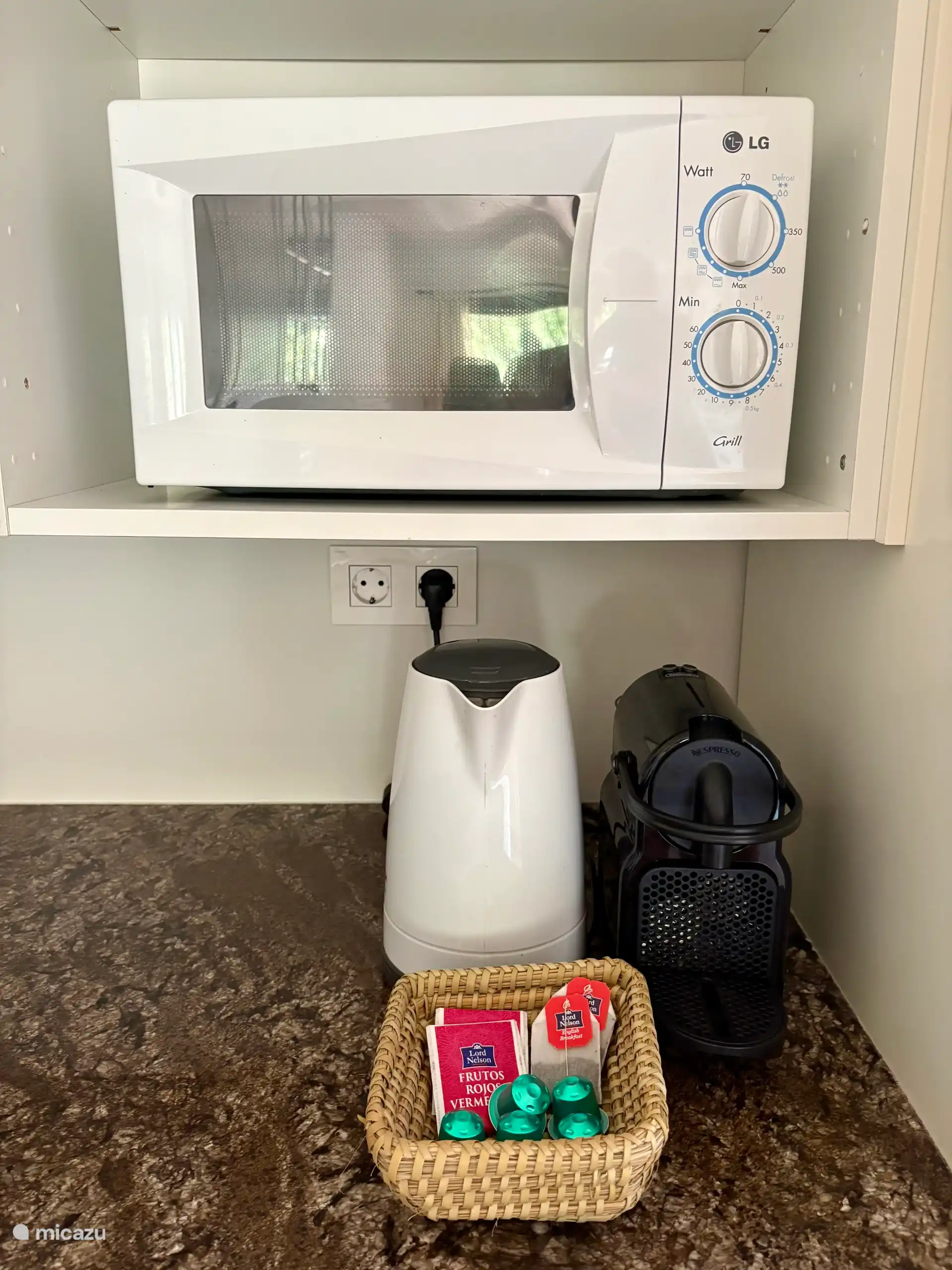 Kitchen - microwave, Nespresso coffee machine, kettle - Open kitchen