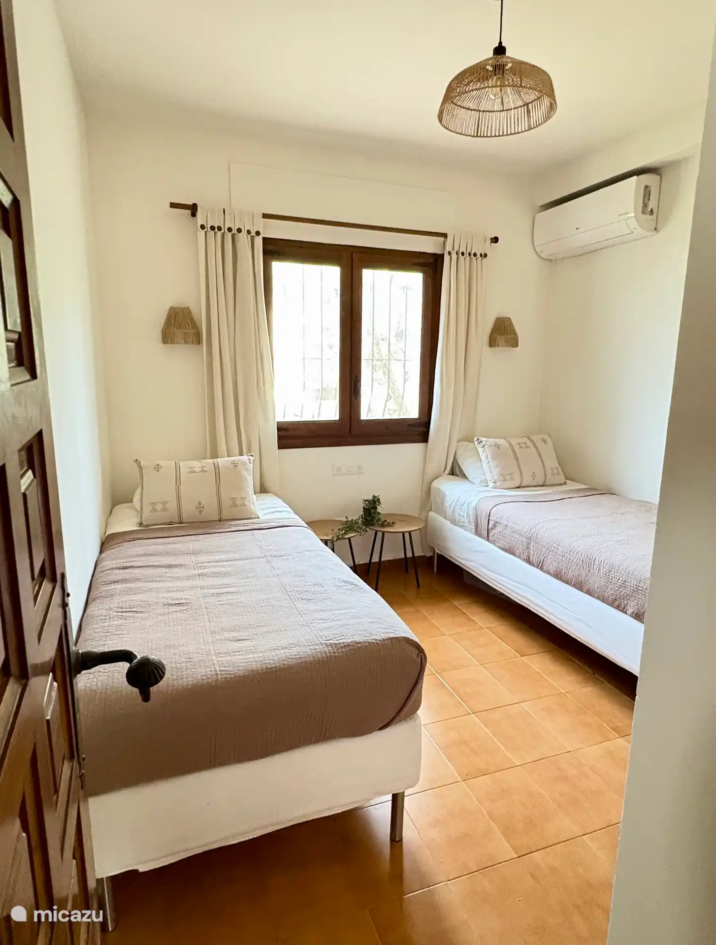Bedroom 2 - roadside bedroom with 2 single beds (90x200cm), air conditioning and awning - Bedroom 2