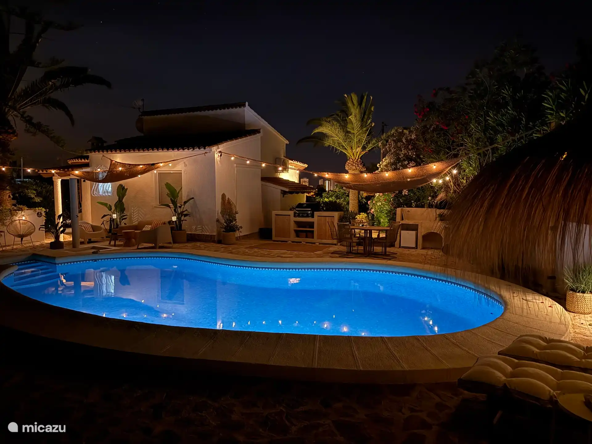 Piscina iluminada por la tarde