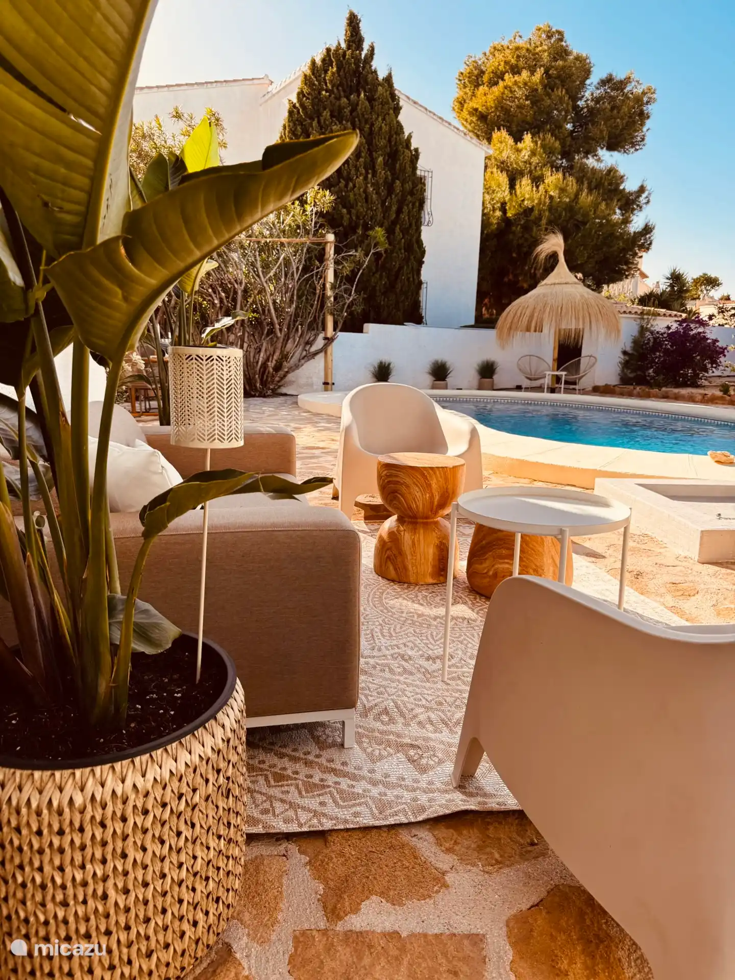 Ein wunderschöner Sitzbereich im Garten mit Blick auf den Pool.