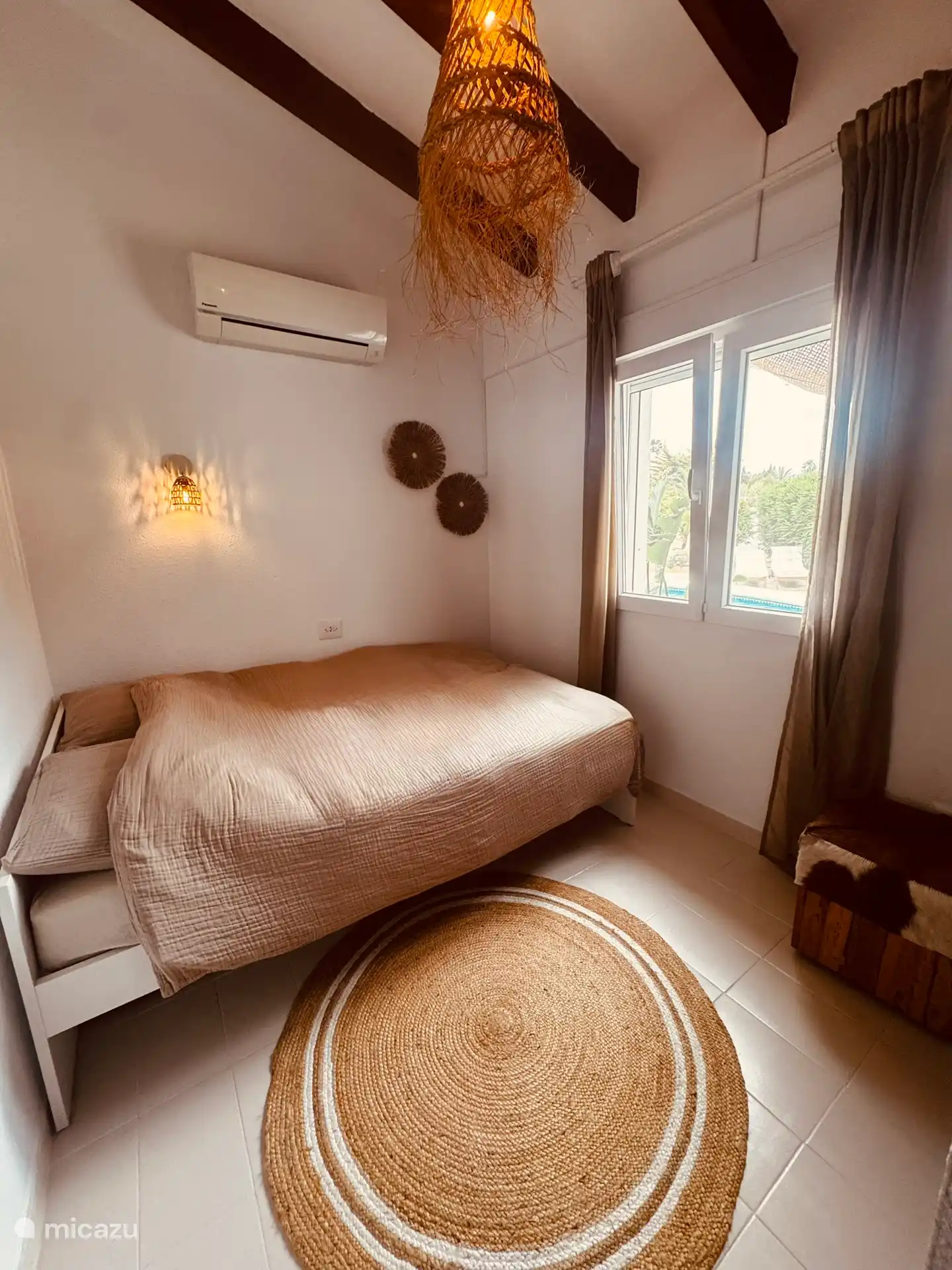 Das zweite Schlafzimmer mit einem Doppelbett (140 cm). Optional kann hier ein Ausziehbett aufgestellt werden. Ein Kinderbett kann ebenfalls gemietet werden.