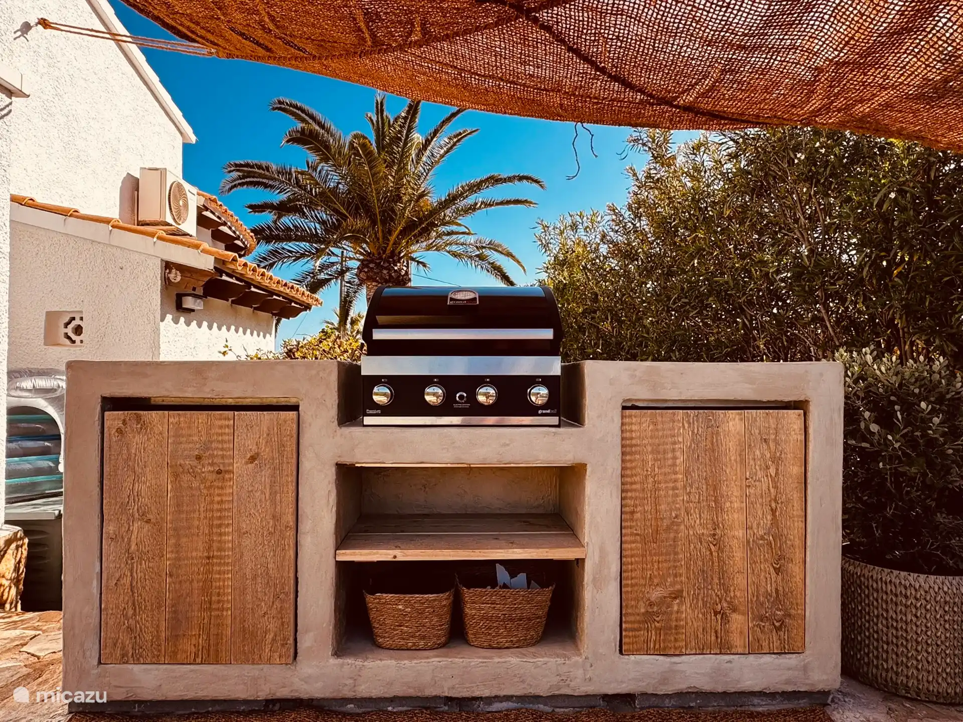 Eine schöne Außenküche mit großem Gasgrill.