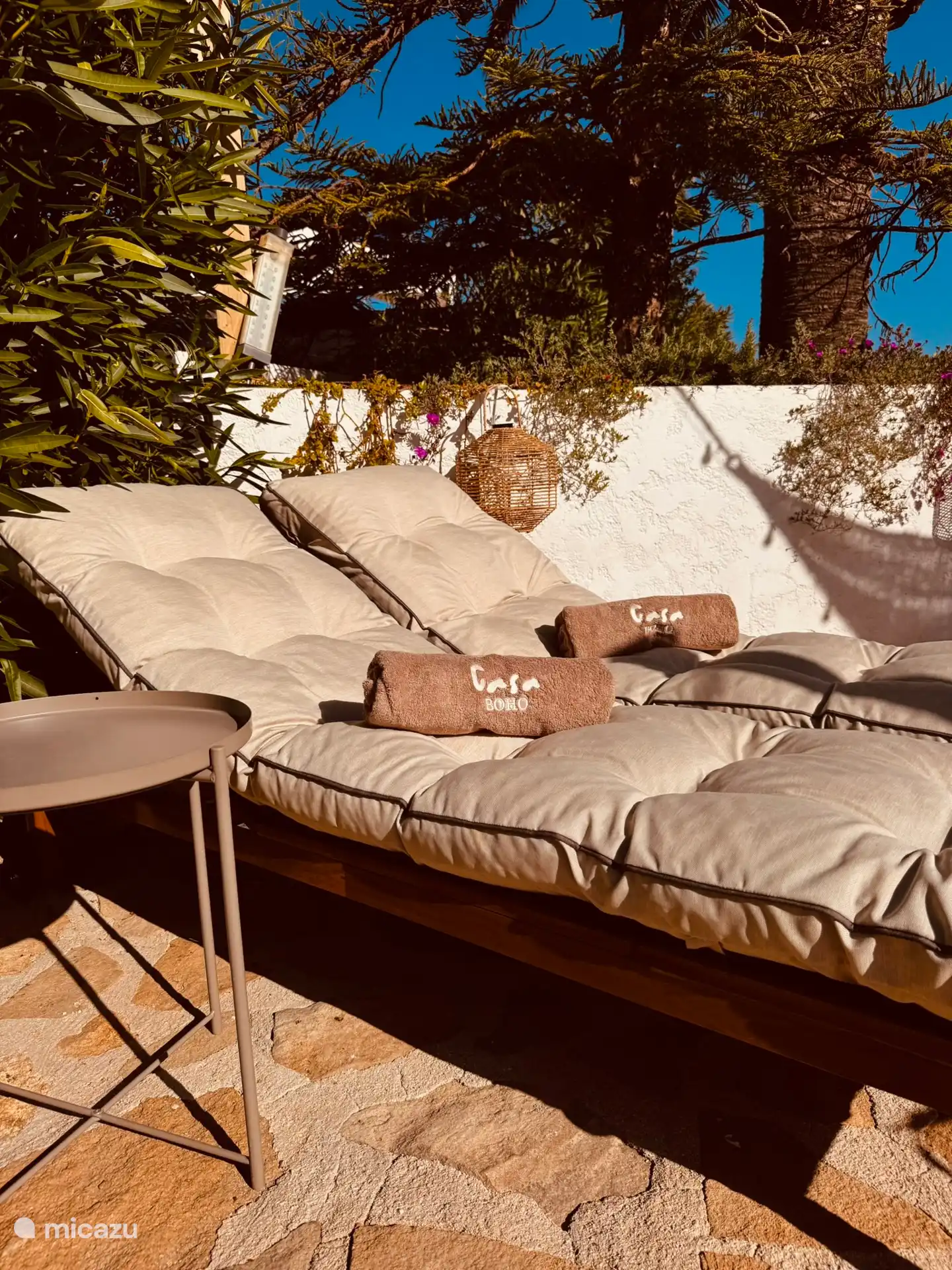 Setzen Sie sich auf die luxuriösen Sonnenliege und genießen Sie die Sonne und die Umgebung!