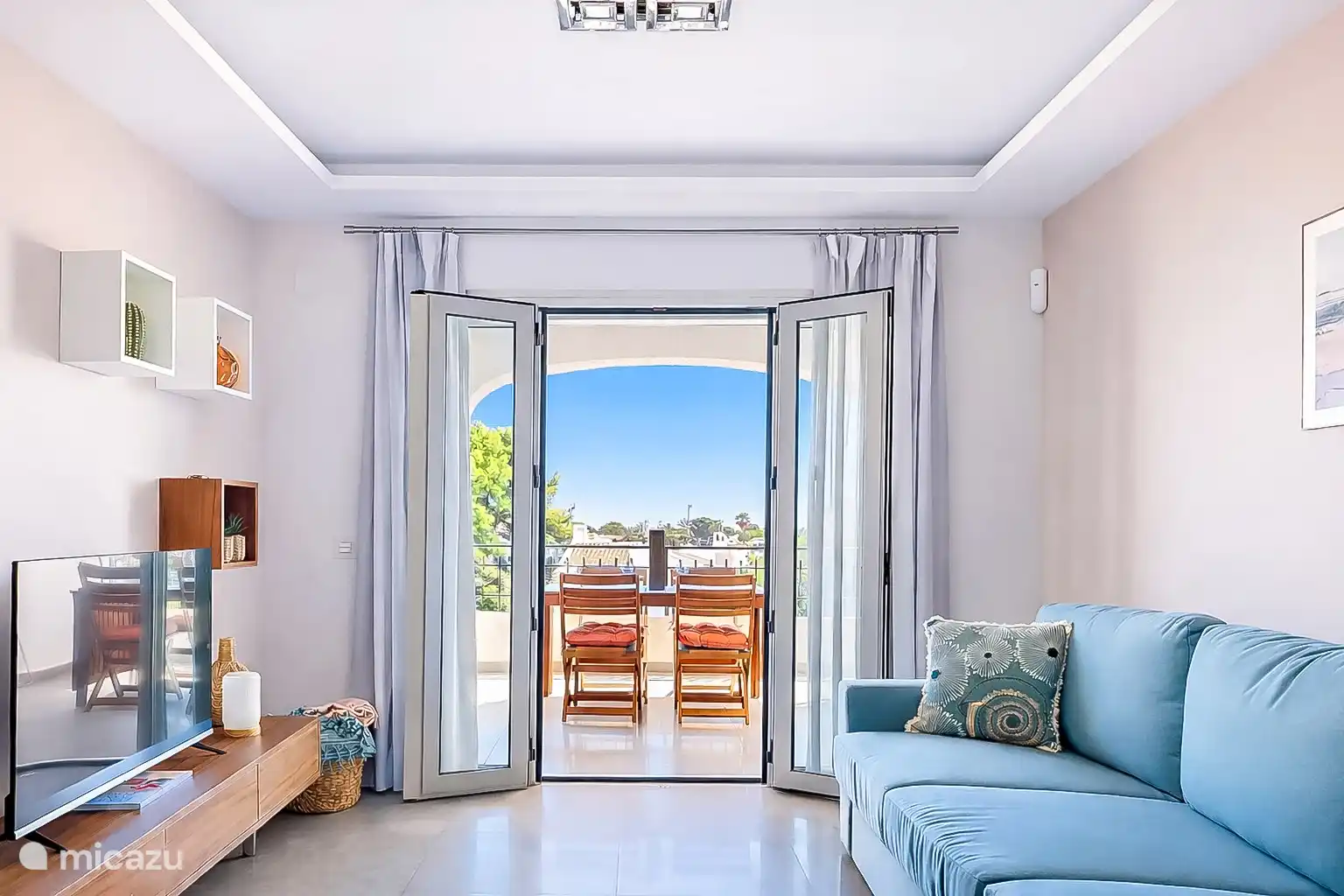 Vista del salón al balcón 