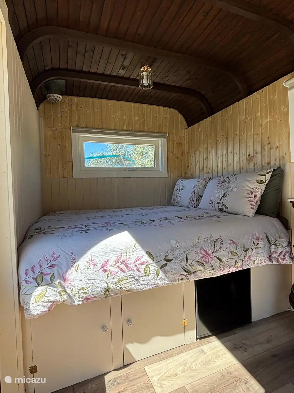 2-Personen-Queen-Bett 150*190 cm inklusive Bettwäsche