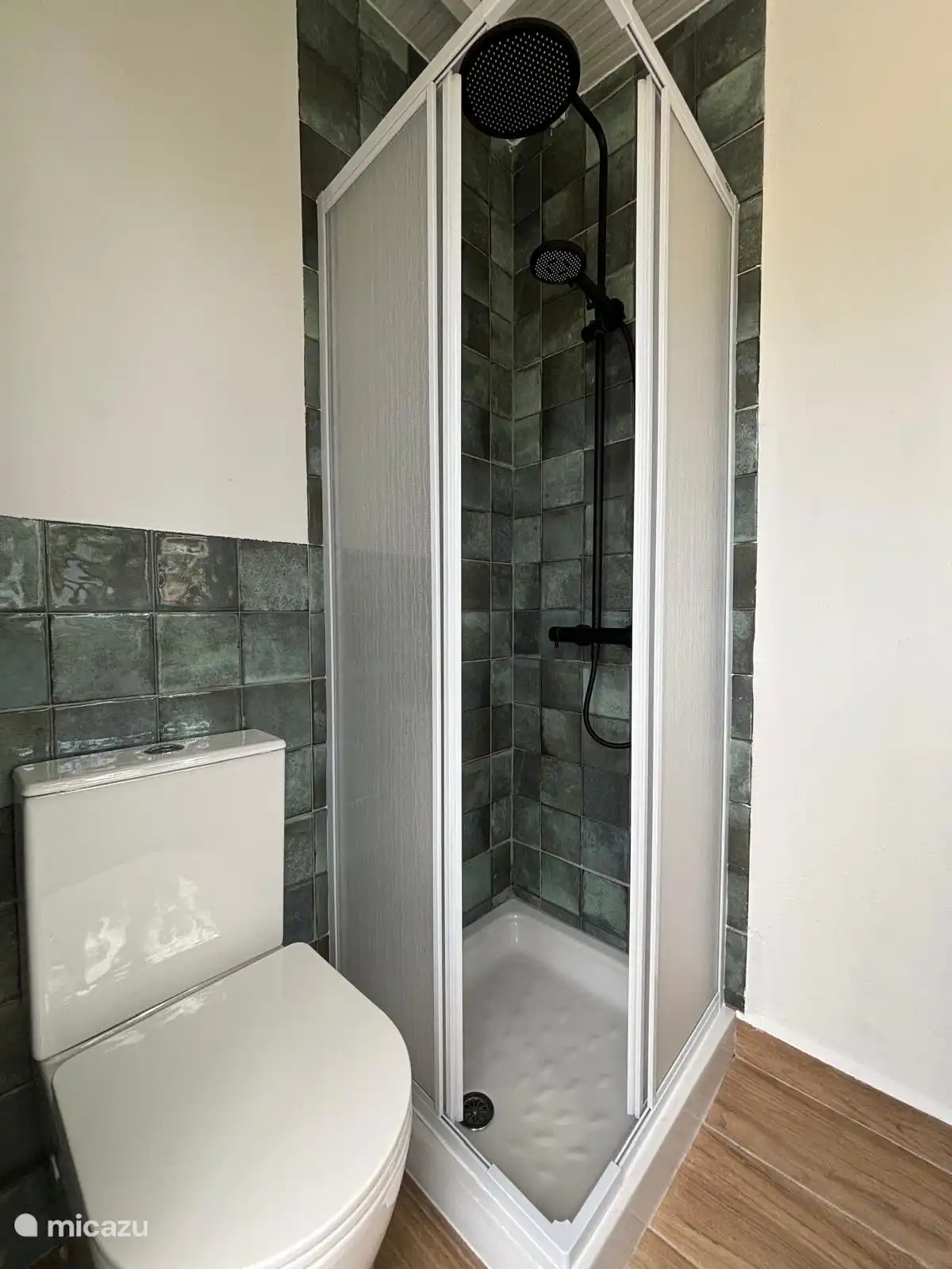 Dusche und Toilette