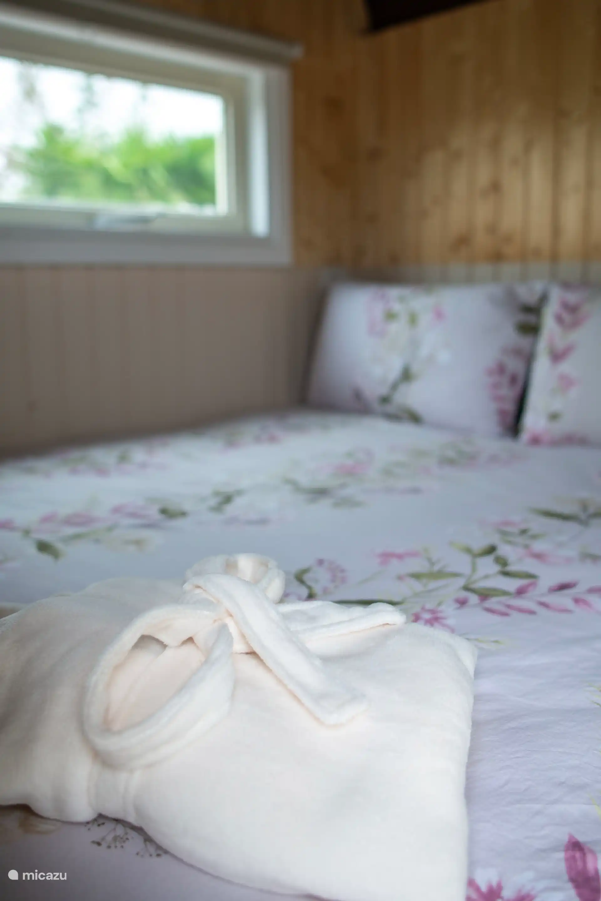 Bed met badjas om naar het douchehok te kunnen