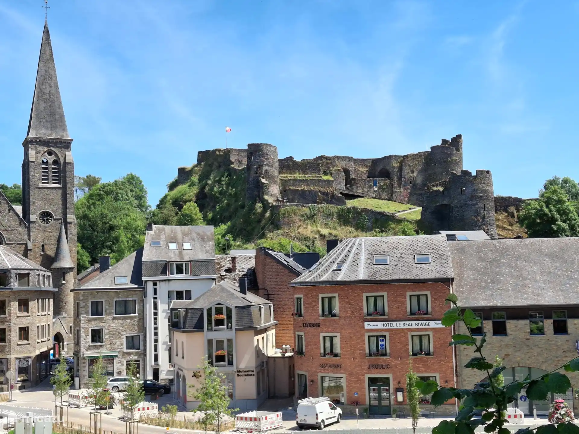 La Roche, die malerische Stadt mit dem Feudalschloss als Blickfang