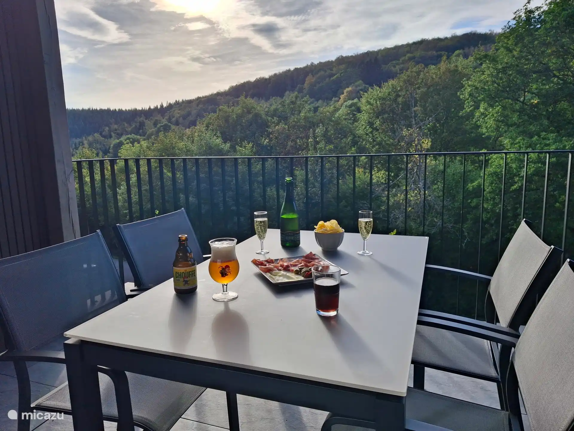 Genießen Sie den Abend auf der nach Süden ausgerichteten überdachten Terrasse mit Blick auf das grüne Tal