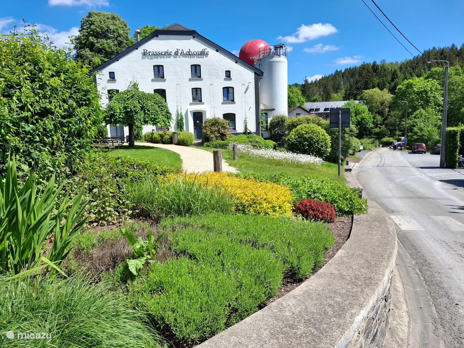 Die Brauerei Achouffe beginnt hier eine wunderschöne Wanderung Das Tal der Feen, nicht allzu lang, aber sehr schön und herausfordernd.