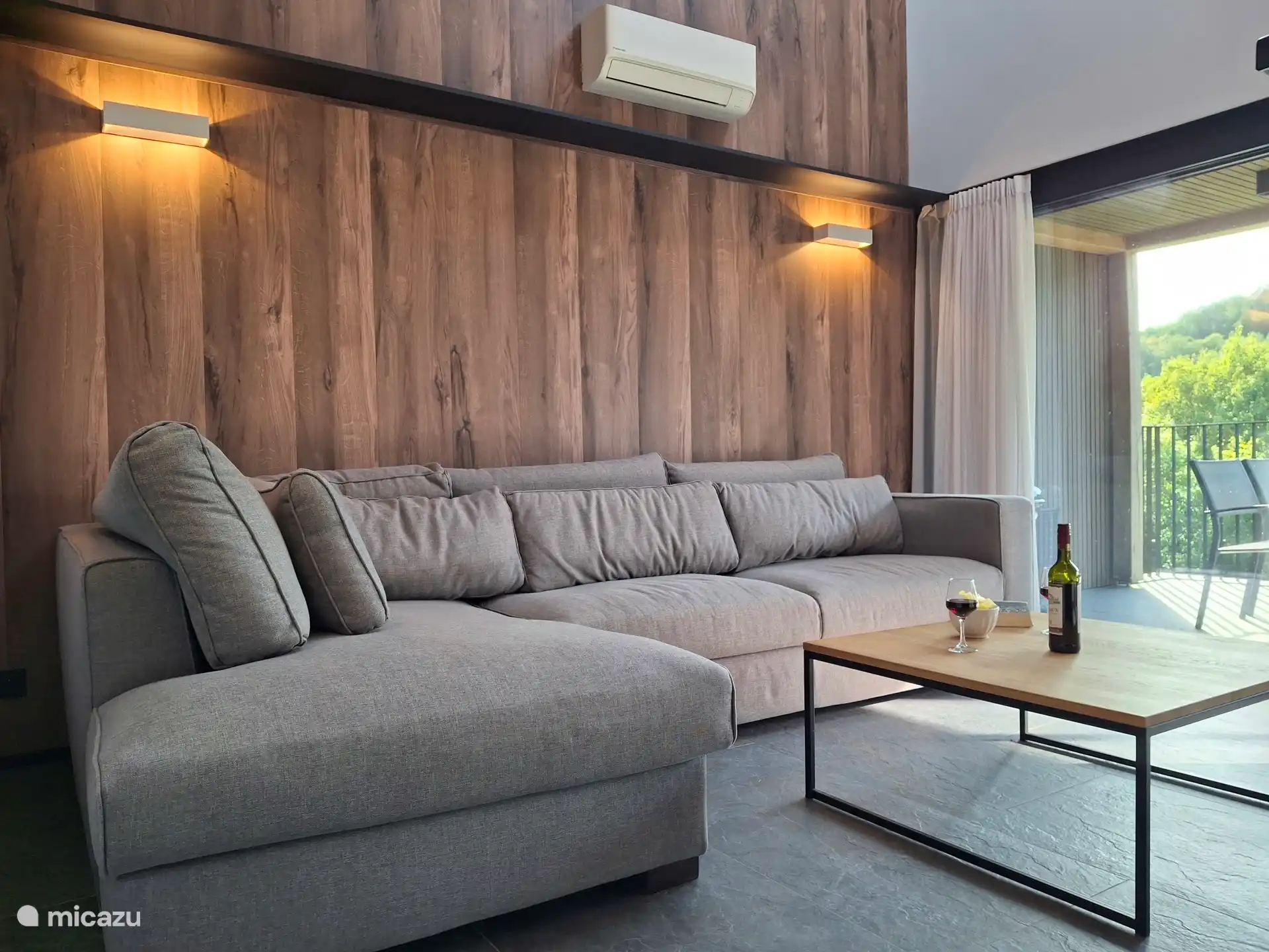 Wohnzimmer, offen zum First, mit Klimaanlage (Heizung/Kühlung)