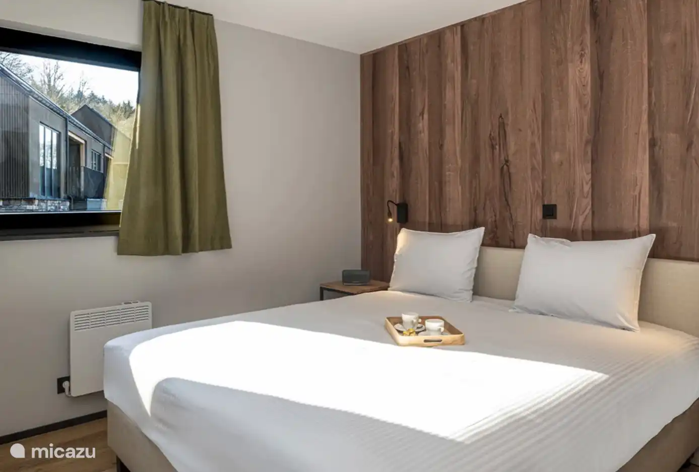 Schlafzimmer mit zwei getrennten Betten (90x200 cm), verbunden mit einem Kopfteil (180 cm)