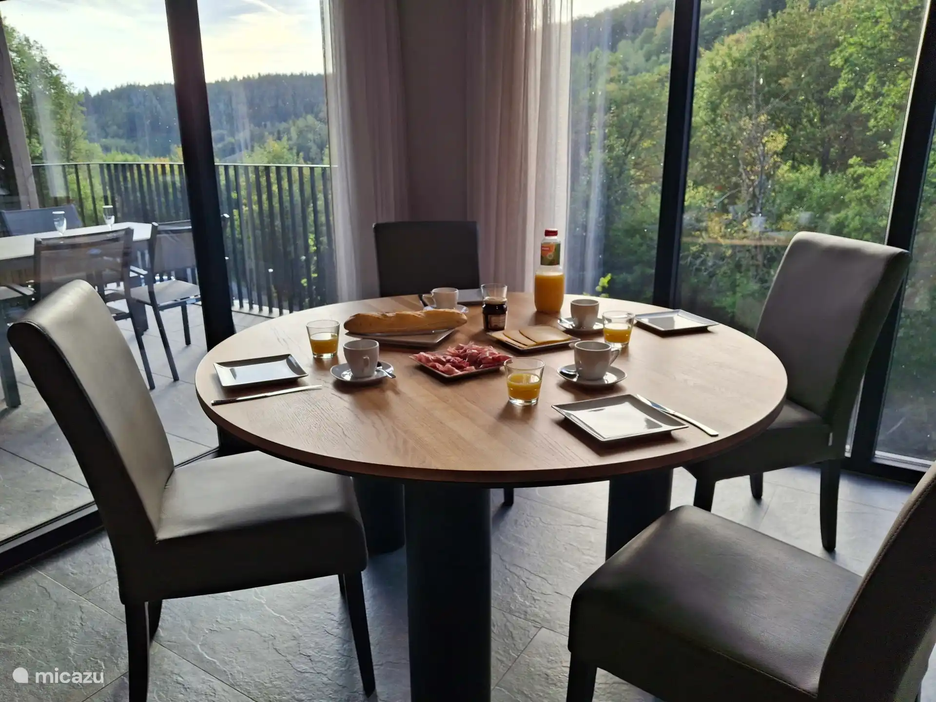 Beim Frühstück mit Blick auf das Tal
