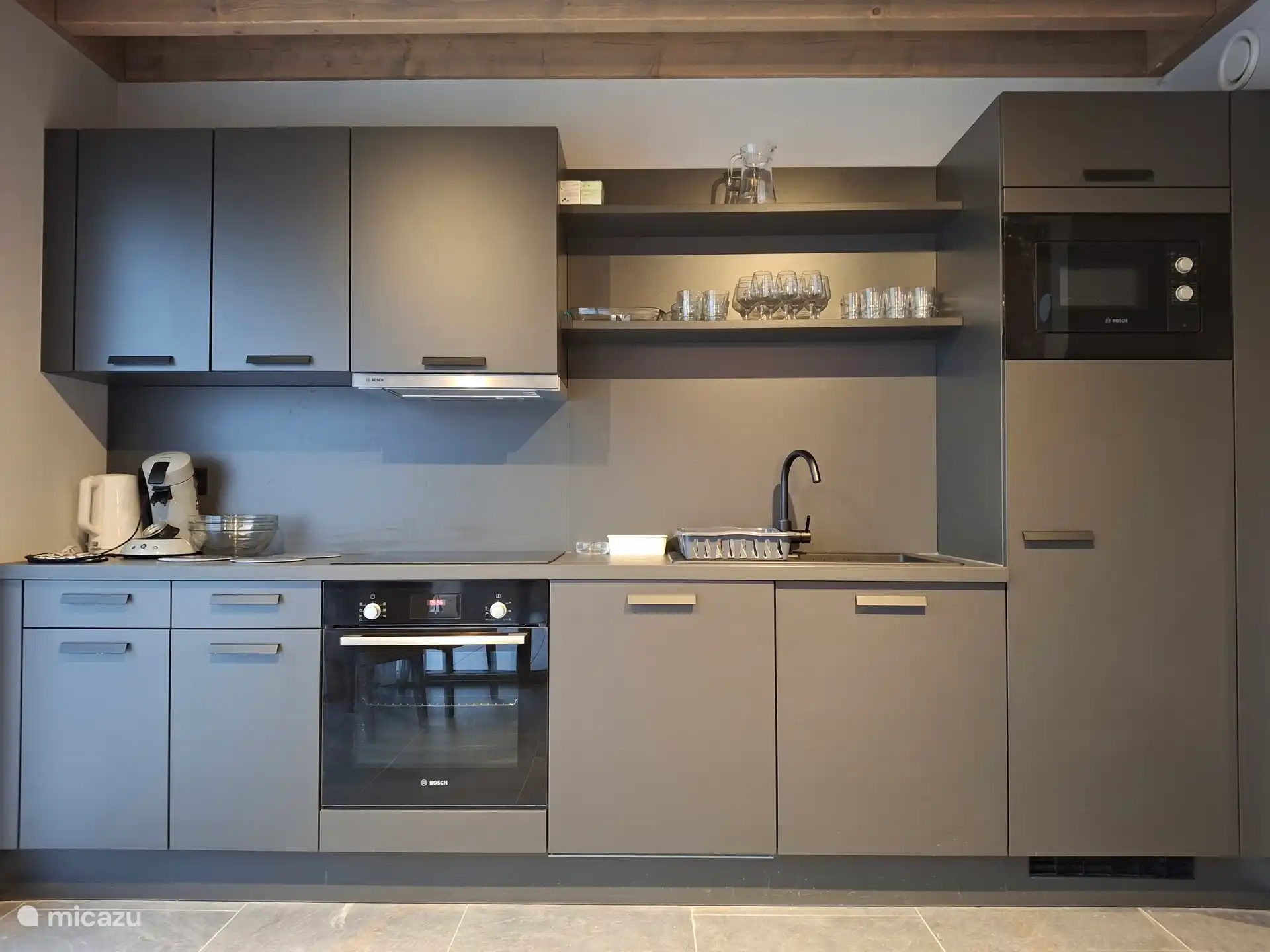 Spacious extensive kitchen with every comfort: oven, dishwasher, refrigerator with freezer, microwave, coffee maker (Senseo), ....