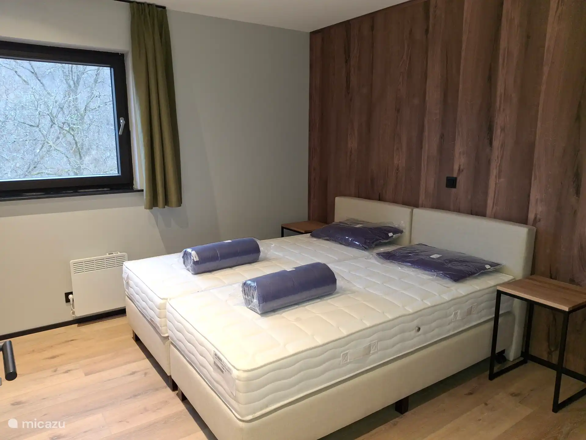 2 single beds 90x200cm which can also be separated.