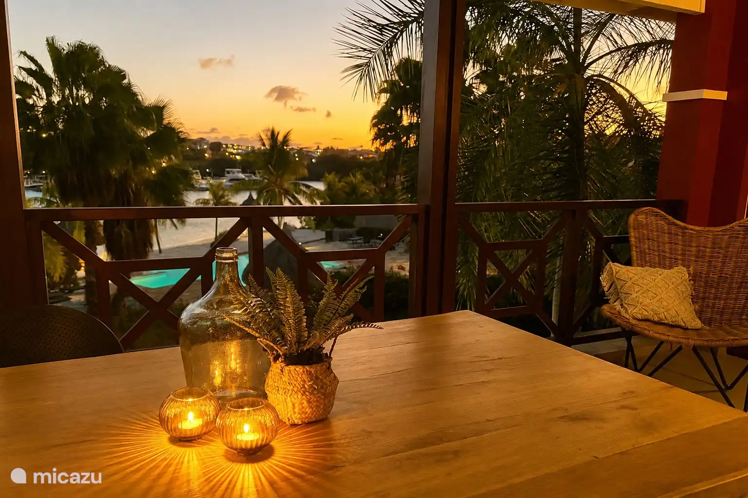 Buen ambiente en el balcón al atardecer.