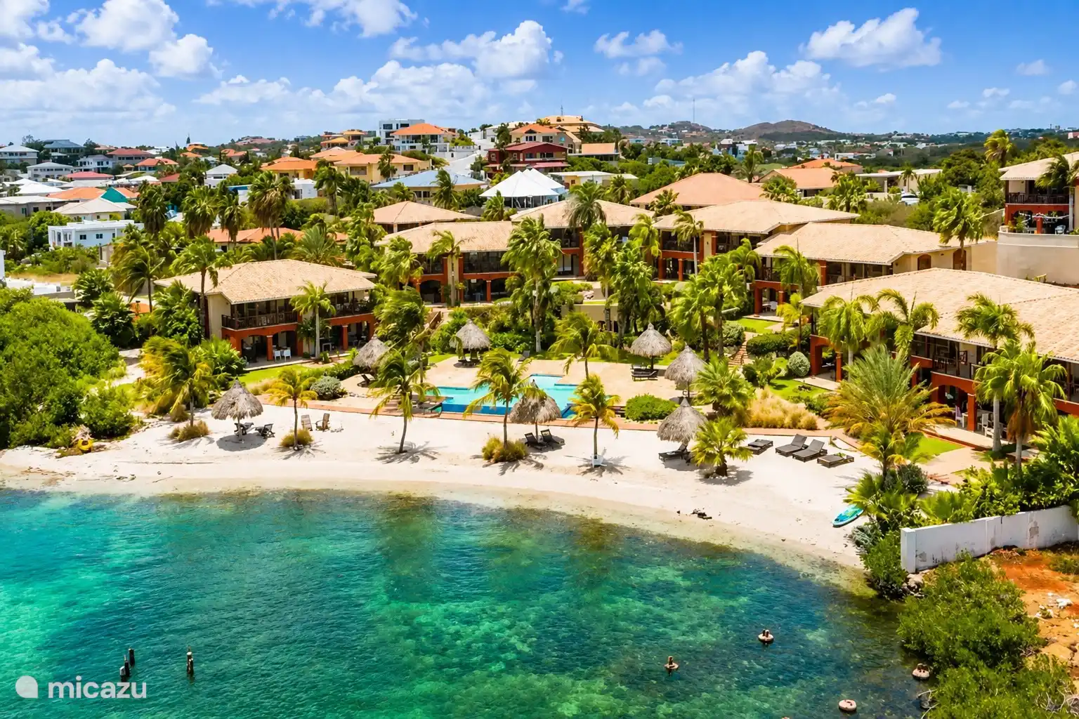 Resort y playa vistos desde el aire.