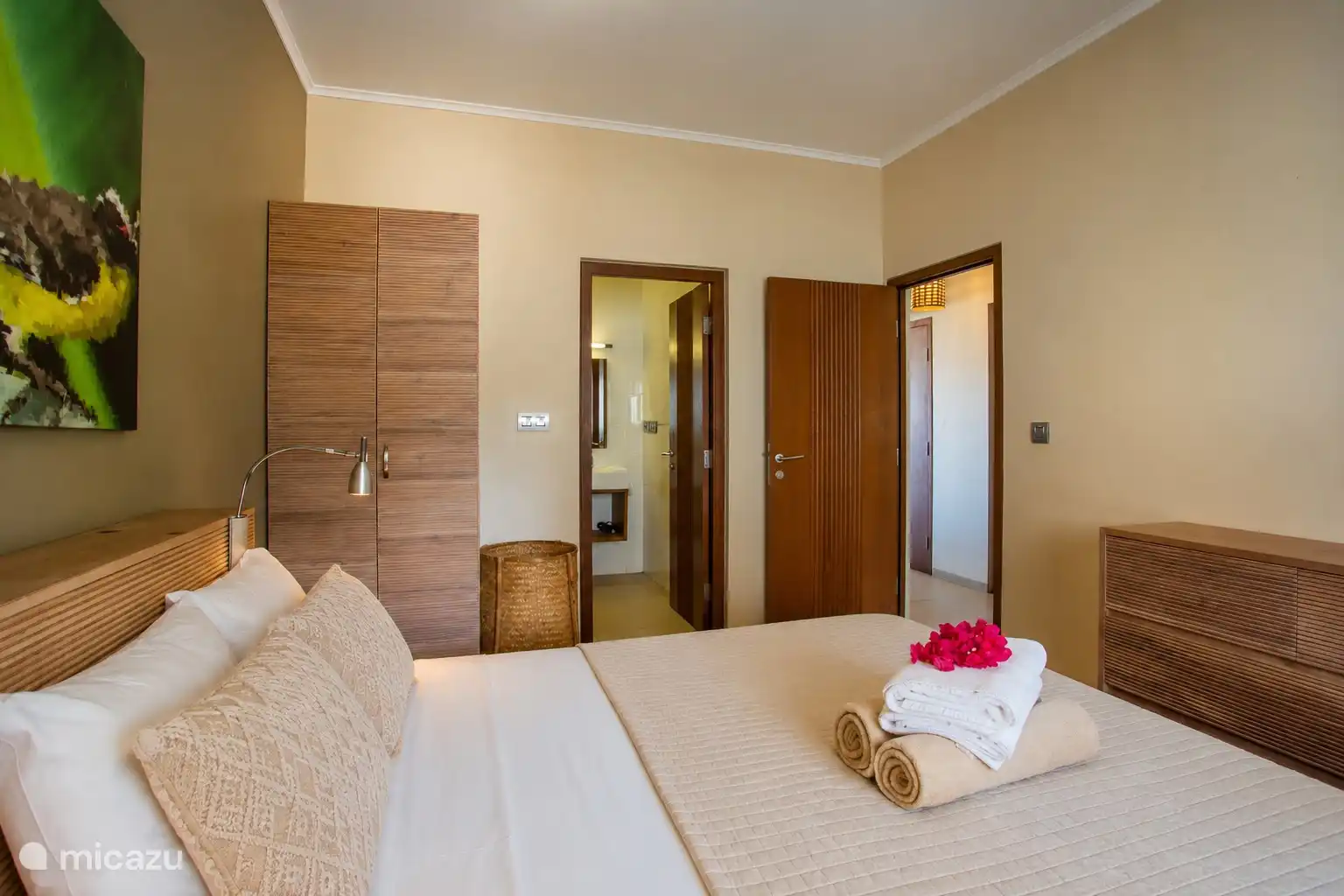 Dormitorio principal con cama cómoda.