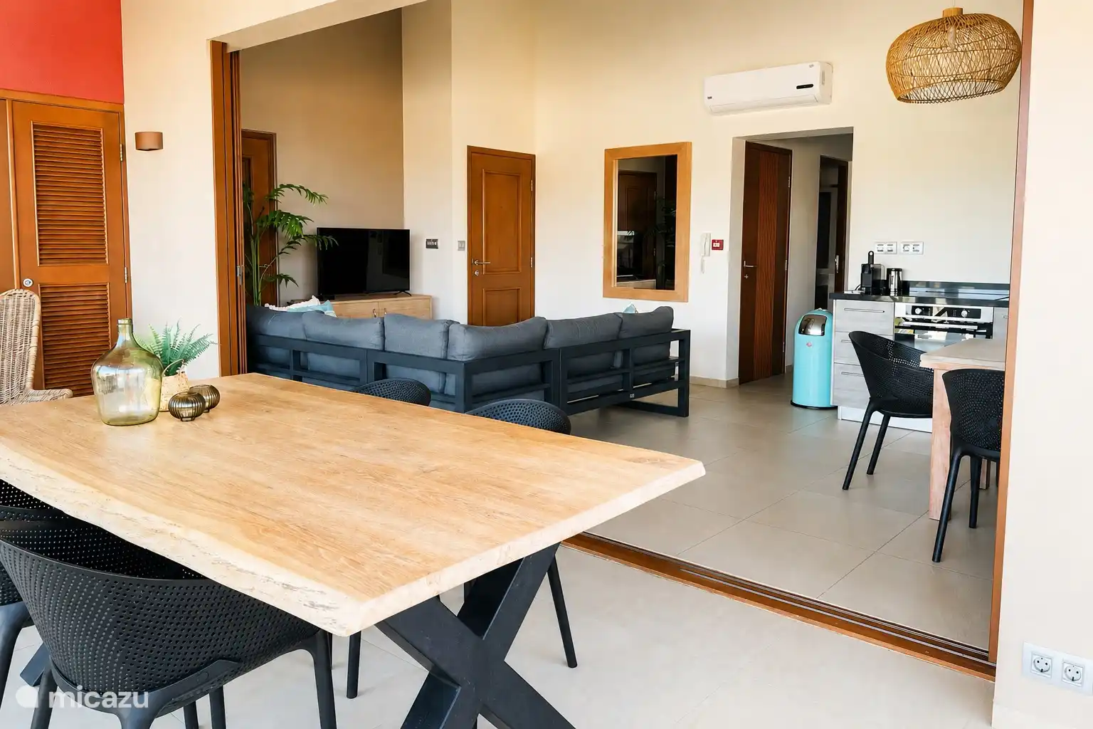 Resumen de la zona de estar con mesa de comedor y zona de estar.