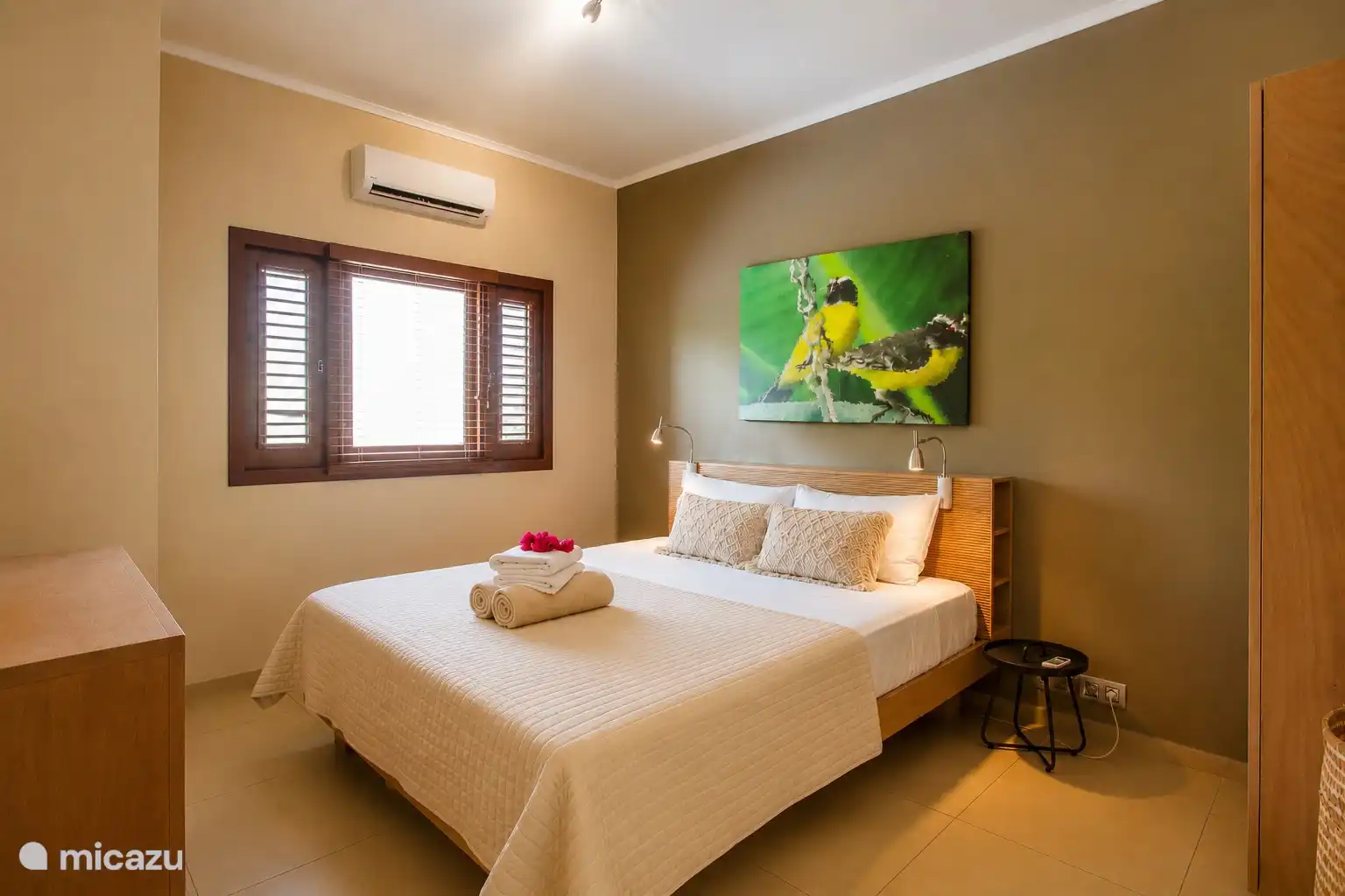Dormitorio principal con cama cómoda y aspecto tranquilo con aire acondicionado.