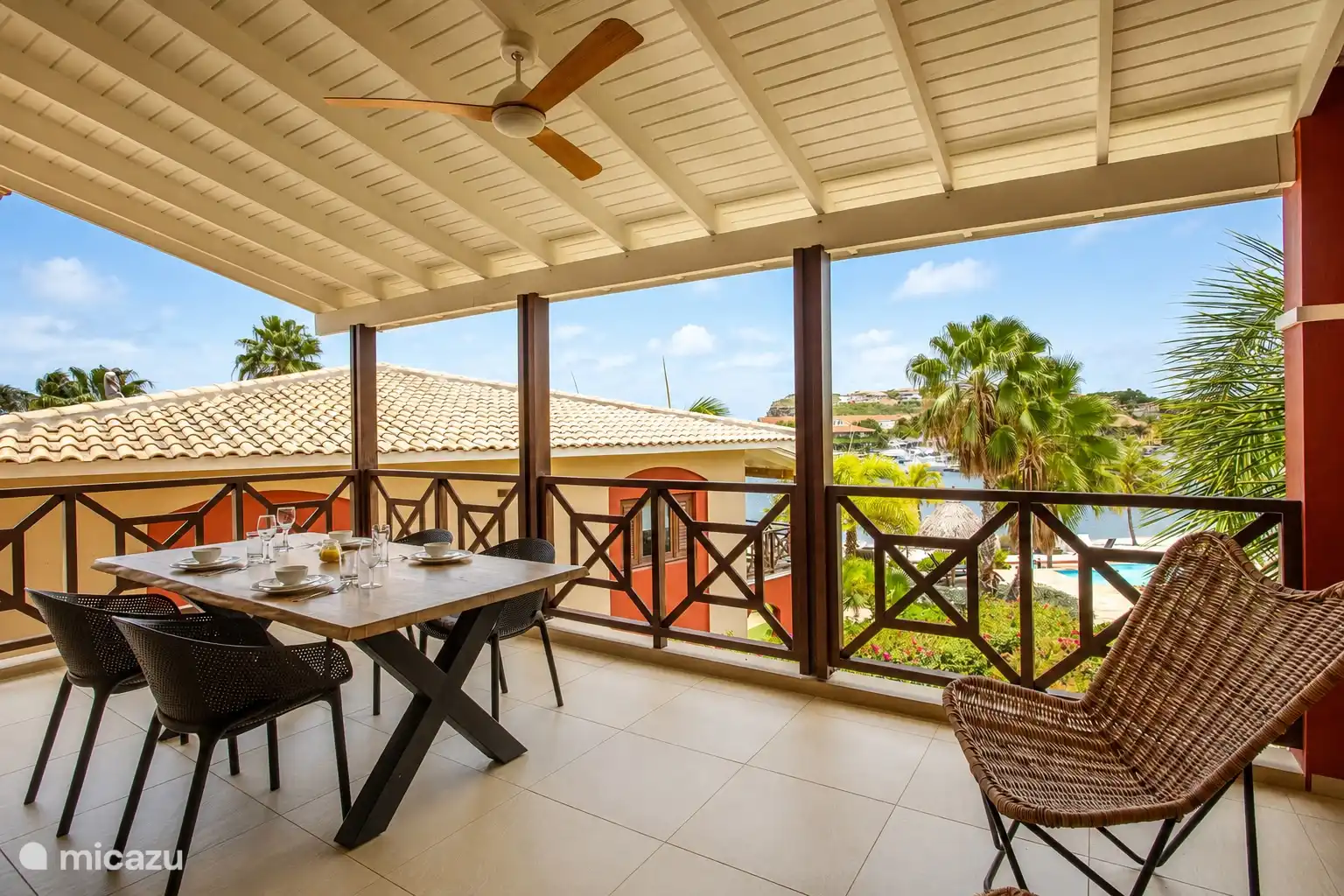 Terraza con vistas al resort y asientos cómodos.