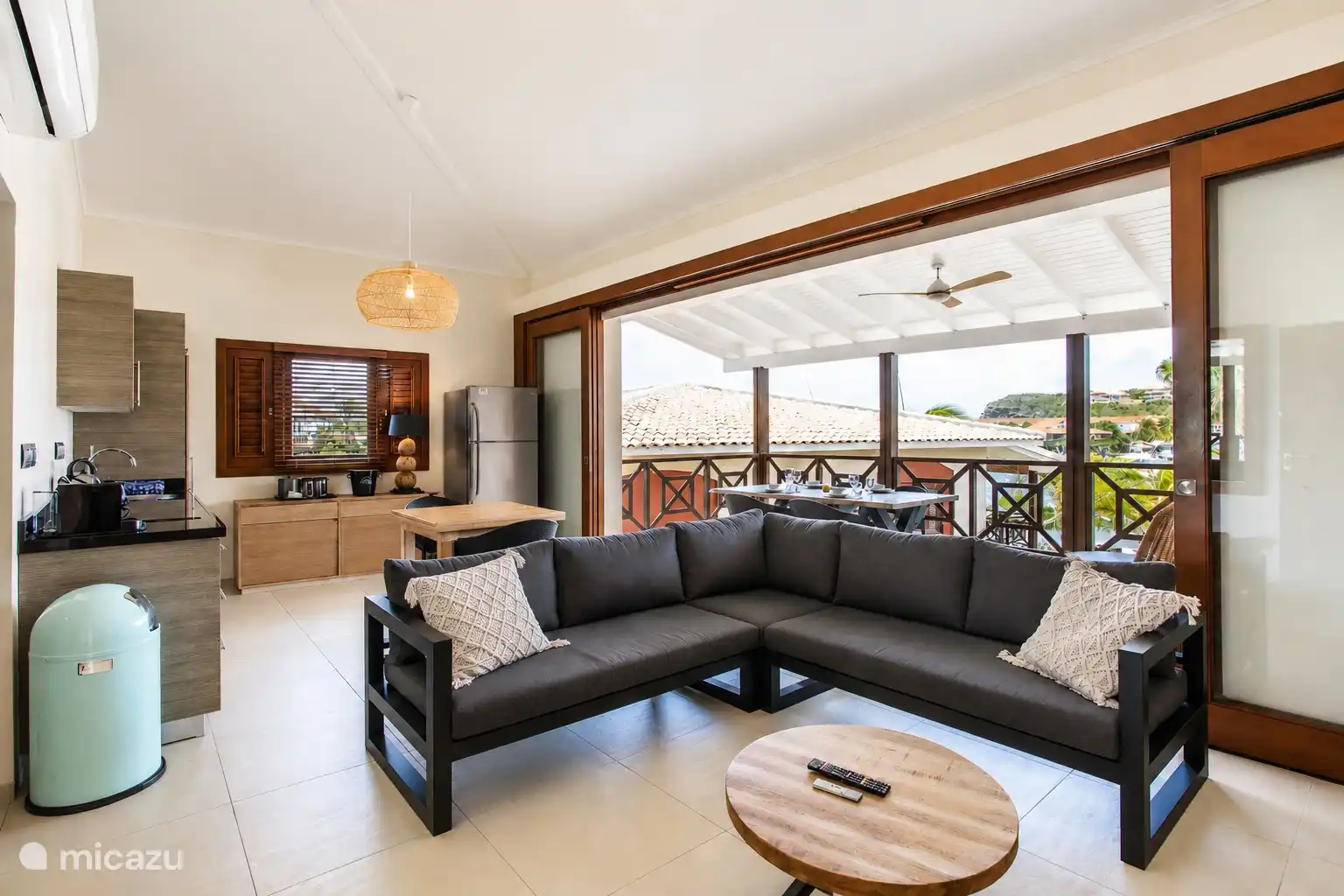 Salón con conexión abierta a la terraza y mucha luz.