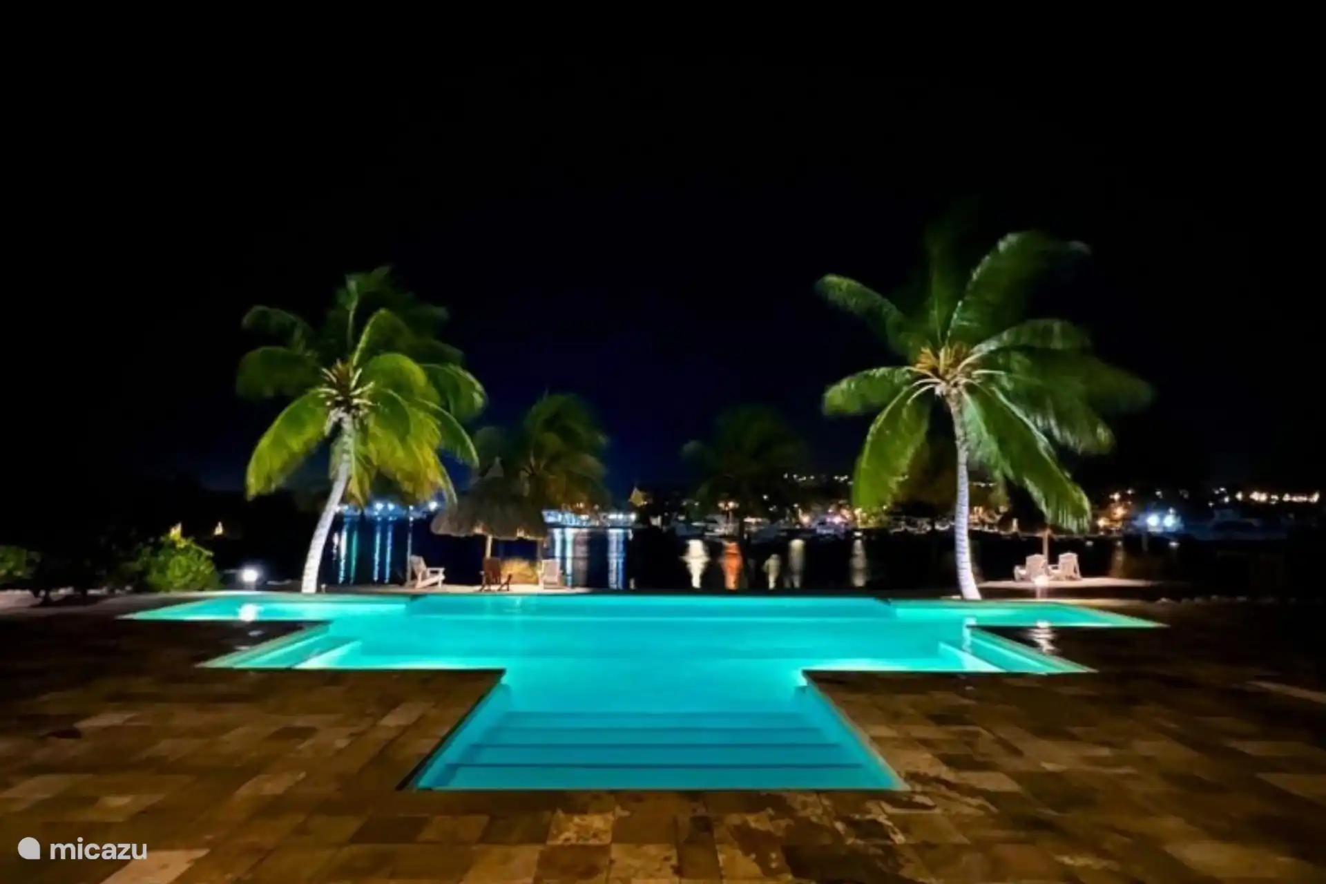Schwimmbecken im Abendlicht.