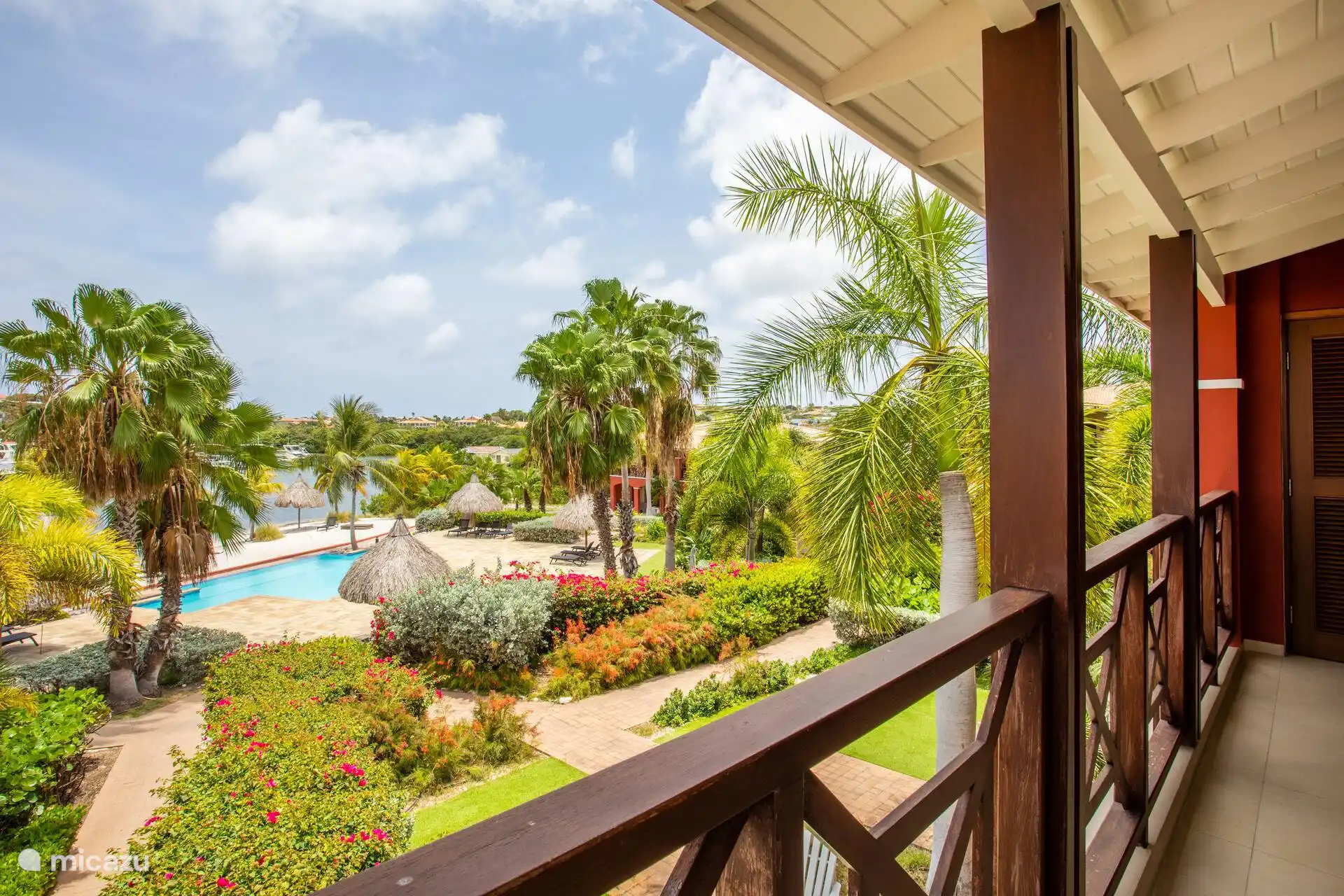 Blick vom Balkon auf das Grünresort und das Schwimmbad.