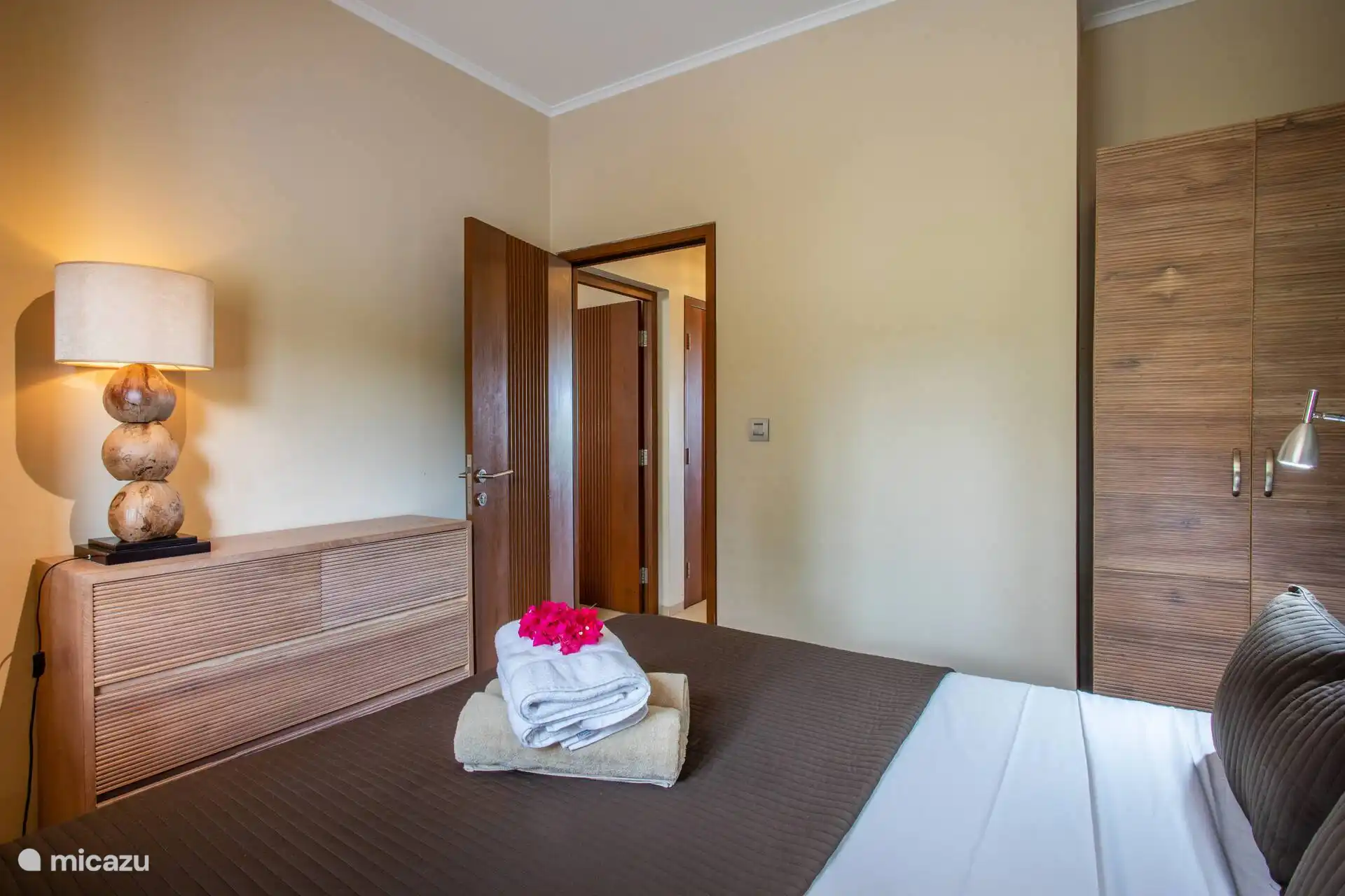 Schlafzimmer mit Klimaanlage und viel Platz im Schrank.