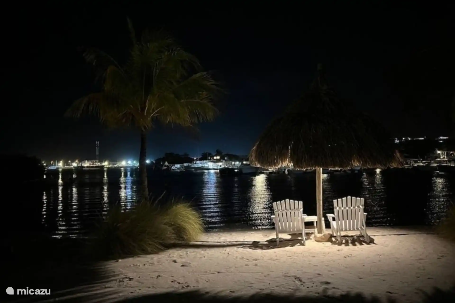 Abends am Strand, ruhig und atmosphärisch.