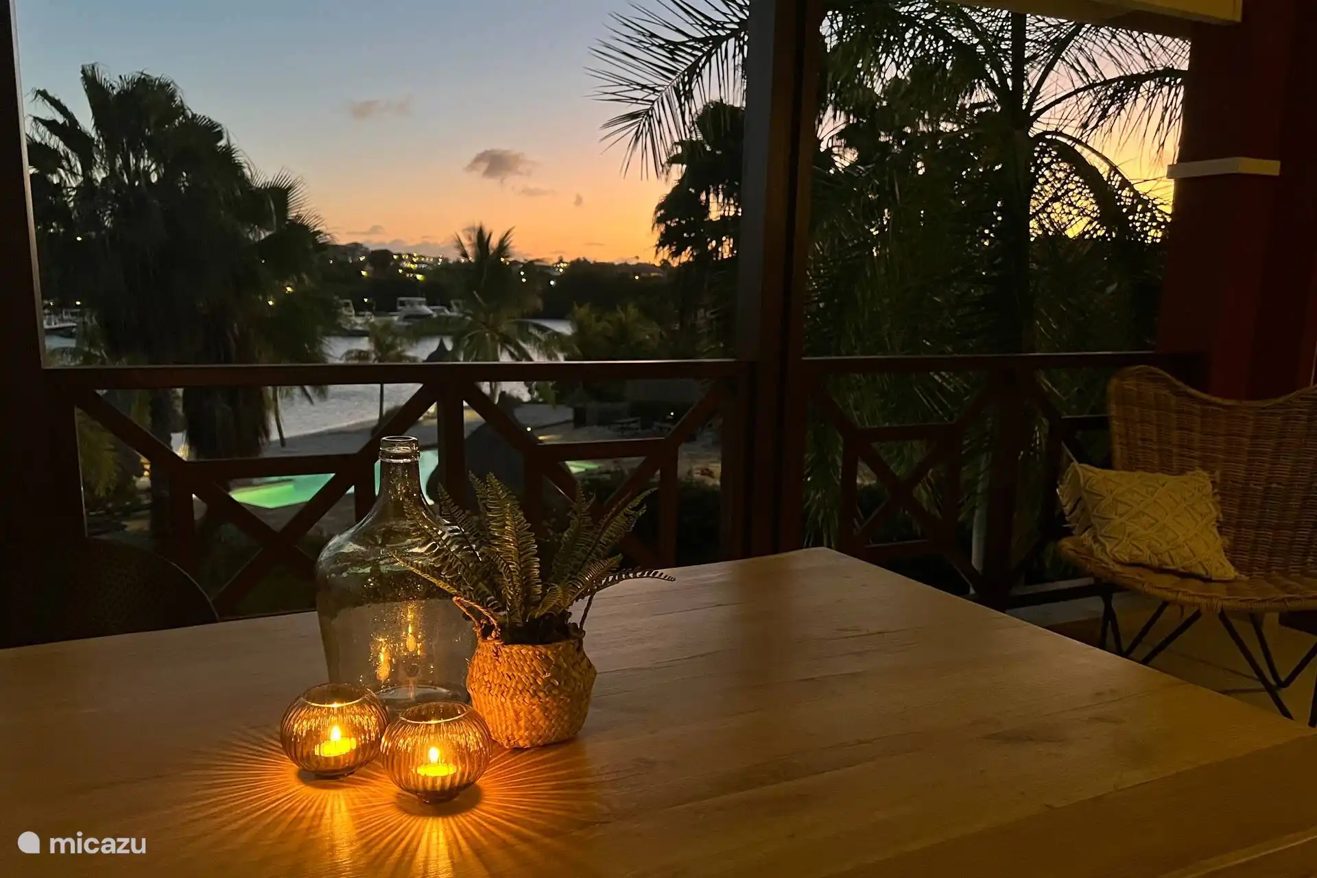 Schöne Atmosphäre auf dem Balkon bei Sonnenuntergang.