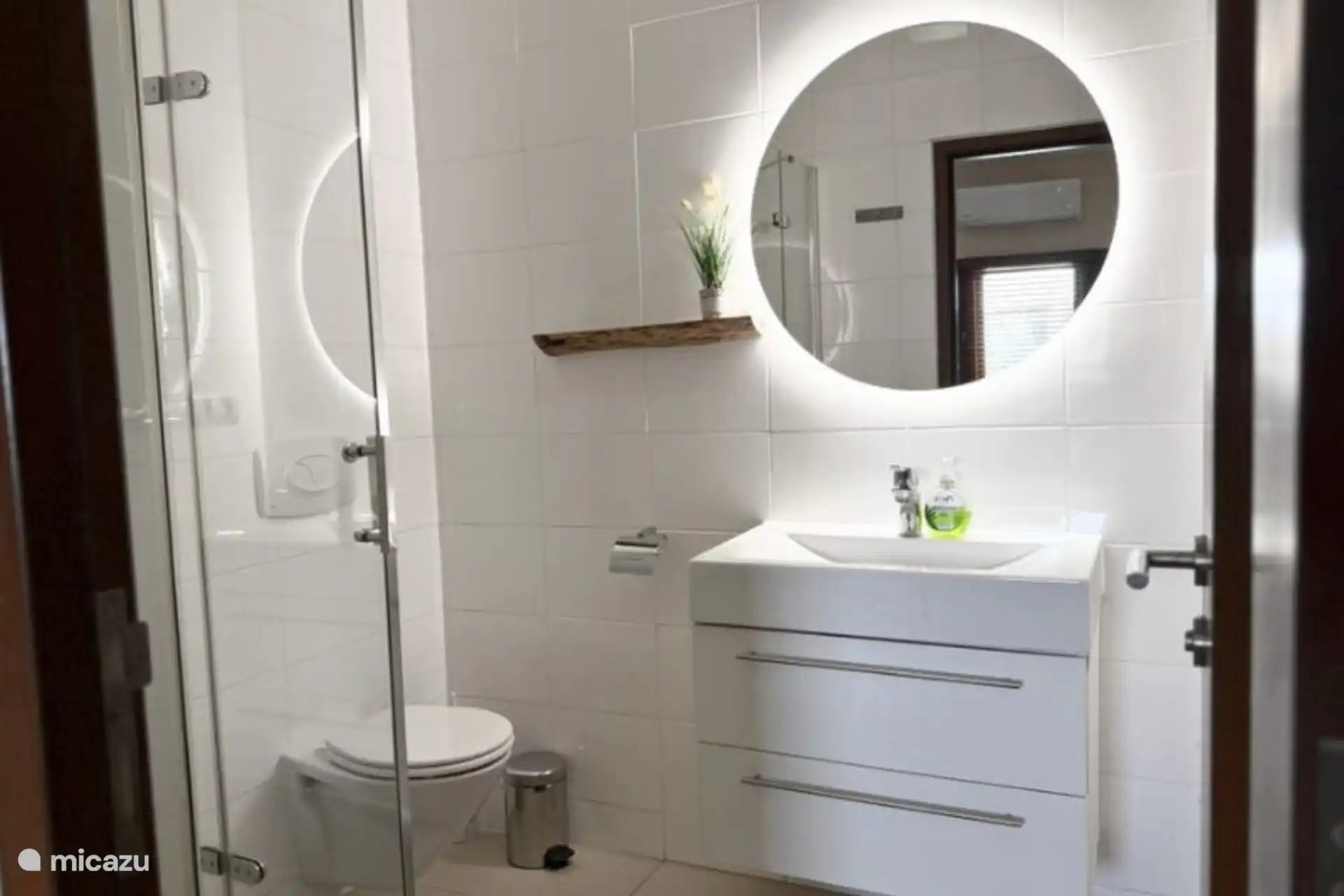 Badezimmer mit Waschbecken und Spiegel.