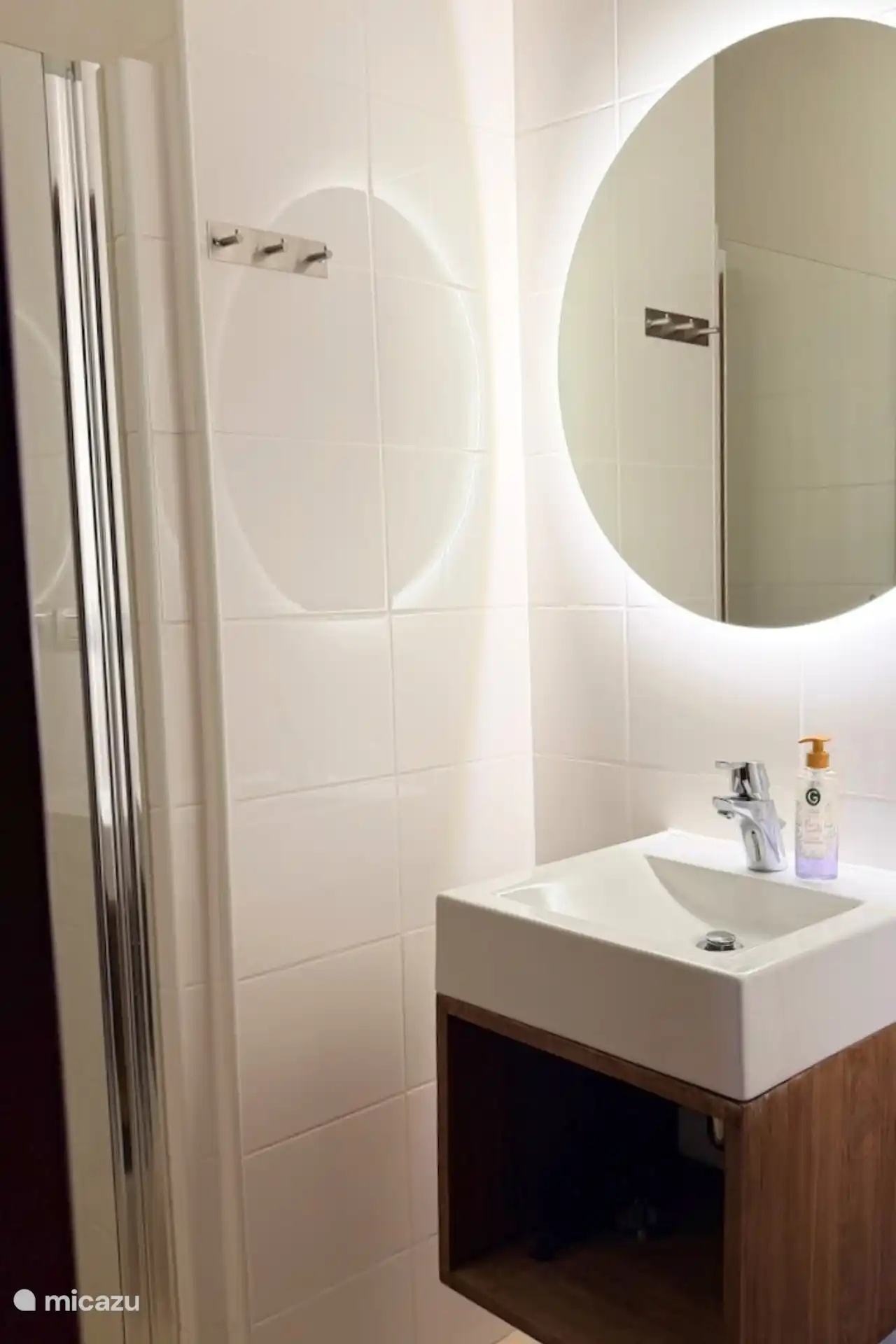 Zweites Badezimmer mit Waschbecken und Spiegel.
