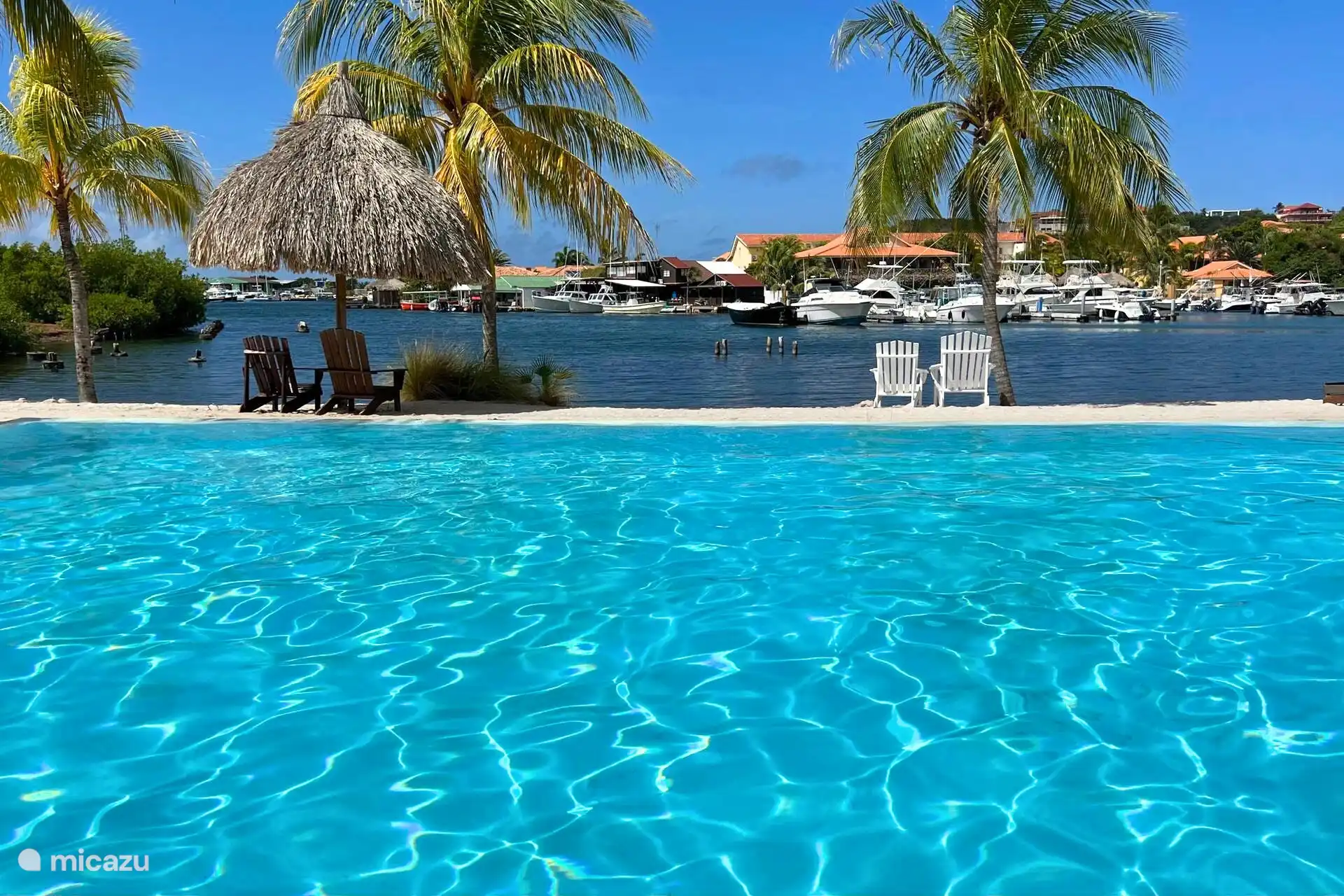 Klares Poolwasser mit Blick auf das Spanische Wasser.