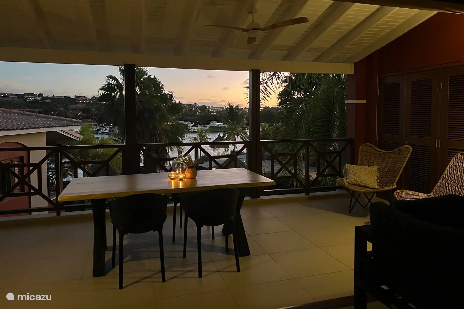 Abendliche Atmosphäre auf der Terrasse, atmosphärisch und ruhig.