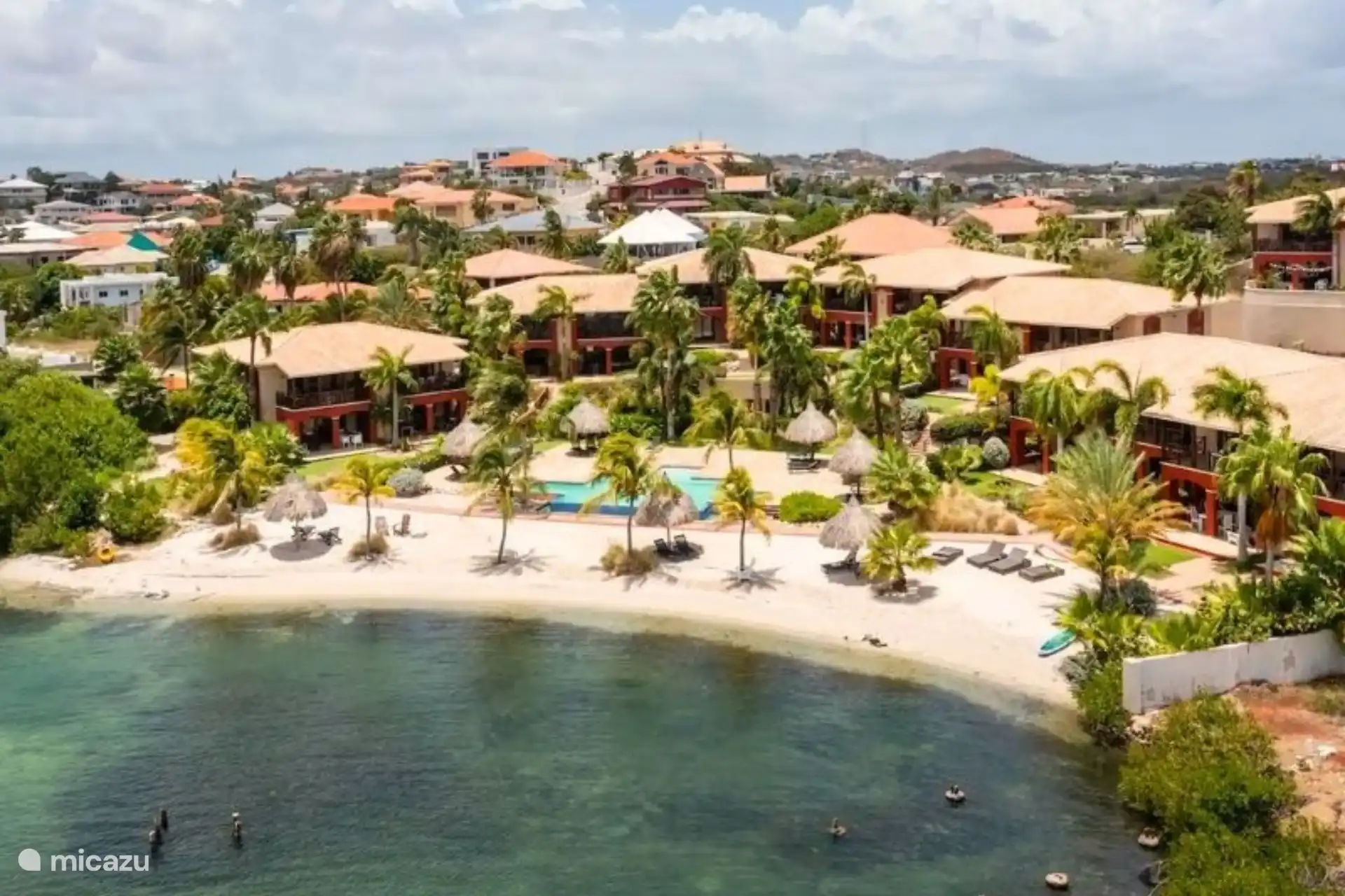 Resort und Strand aus der Luft gesehen.