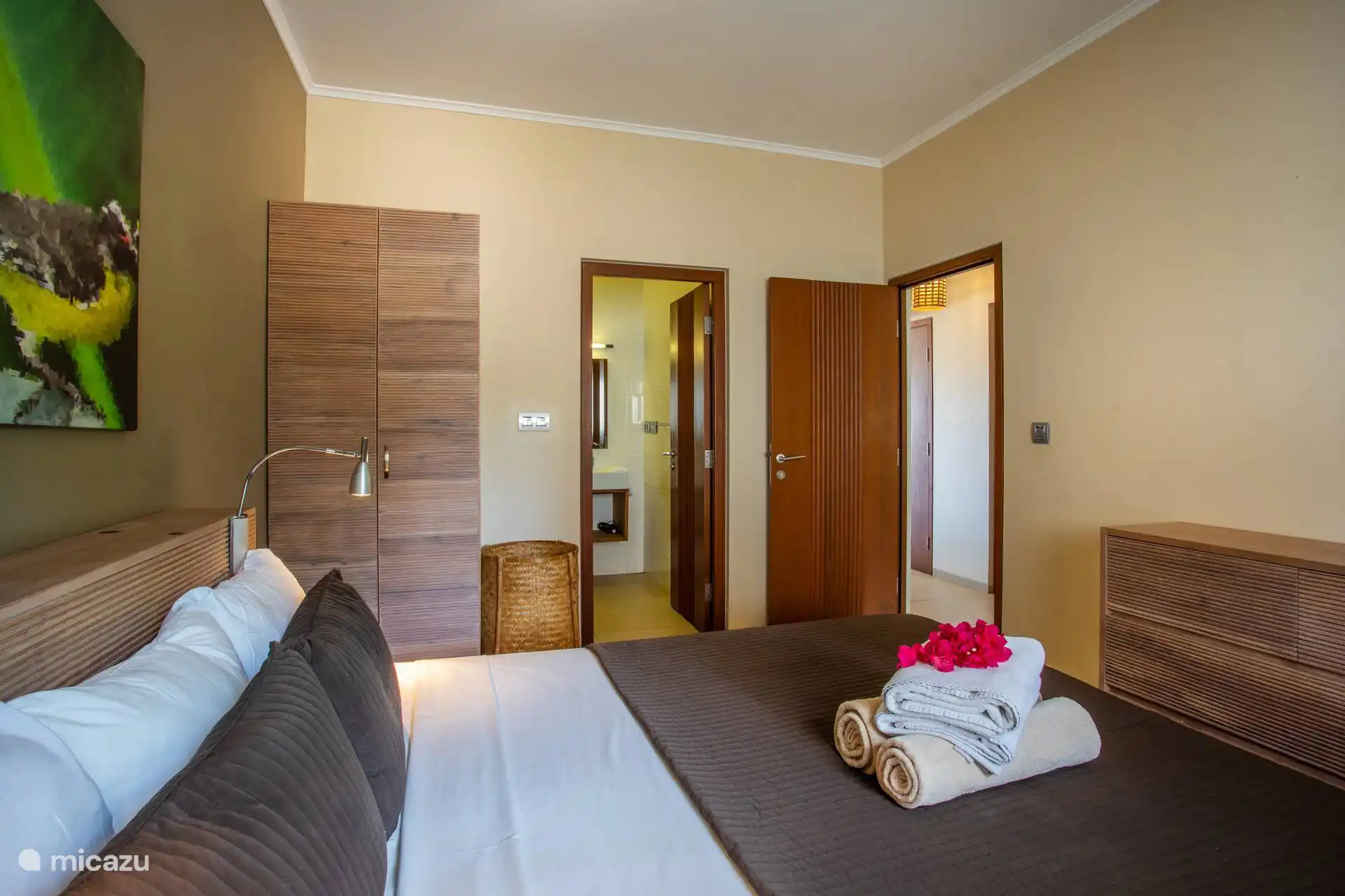 Hauptschlafzimmer mit bequemem Bett.