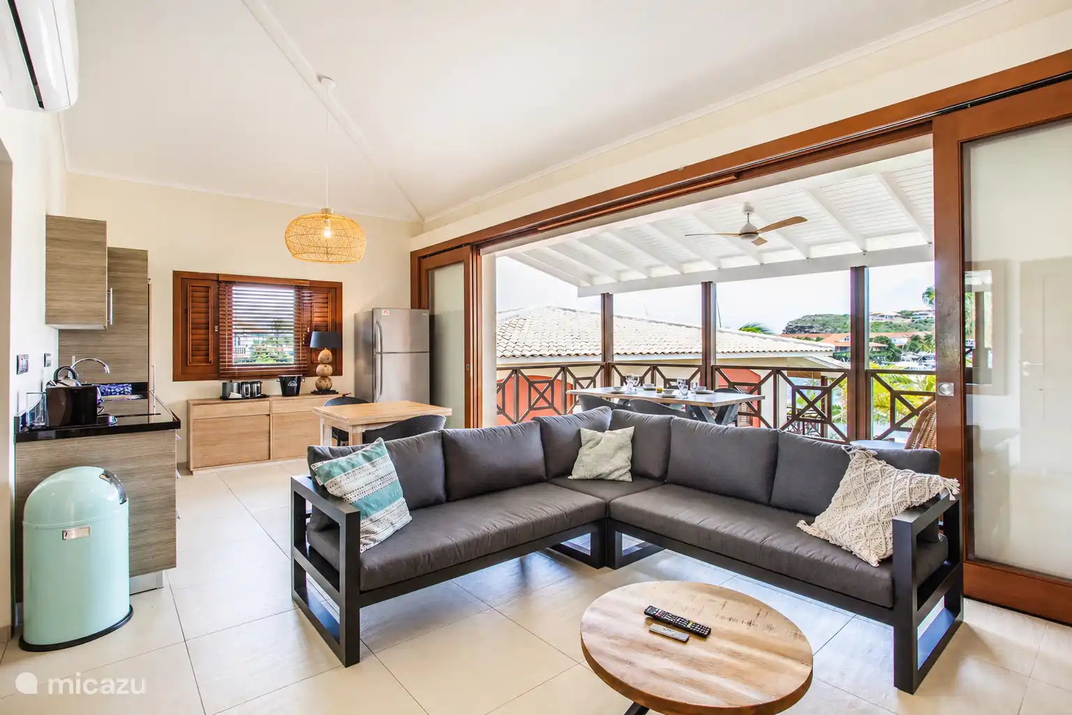 Wohnzimmer mit offener Verbindung zur Terrasse und viel Licht.
