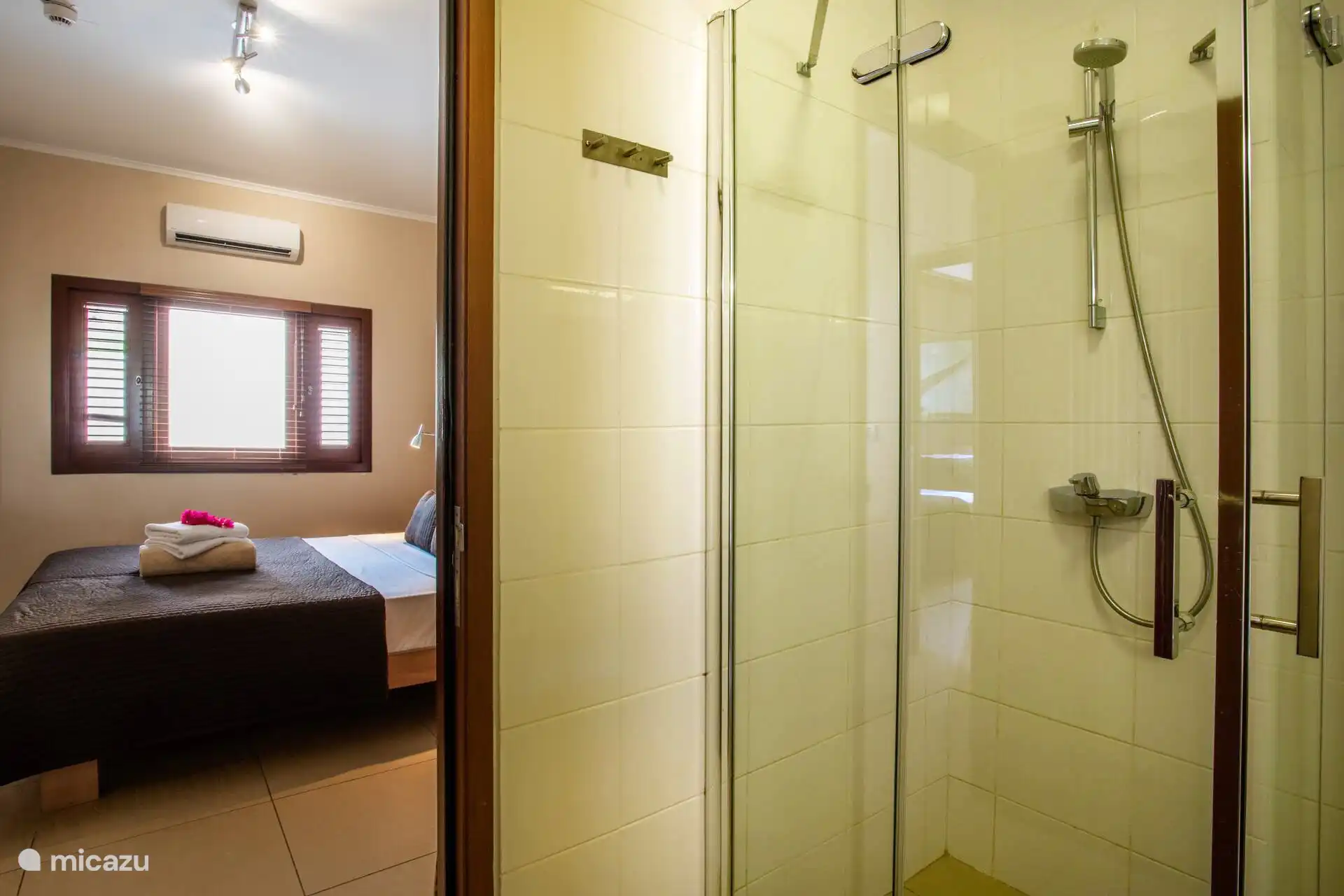 Badezimmer in der Nähe des Schlafzimmers.