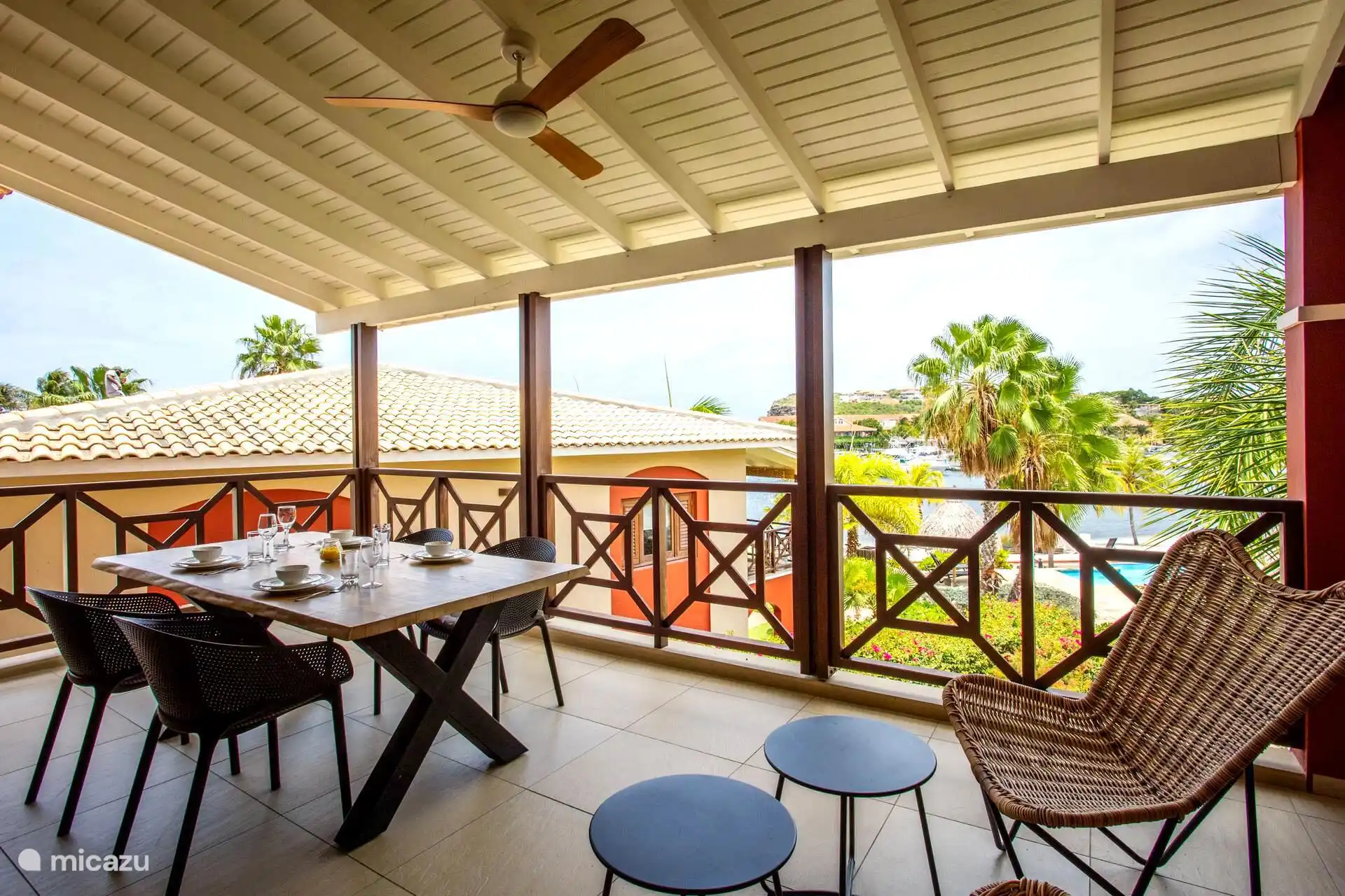 Terrasse mit Blick auf das Resort und bequeme Sitzgelegenheiten.