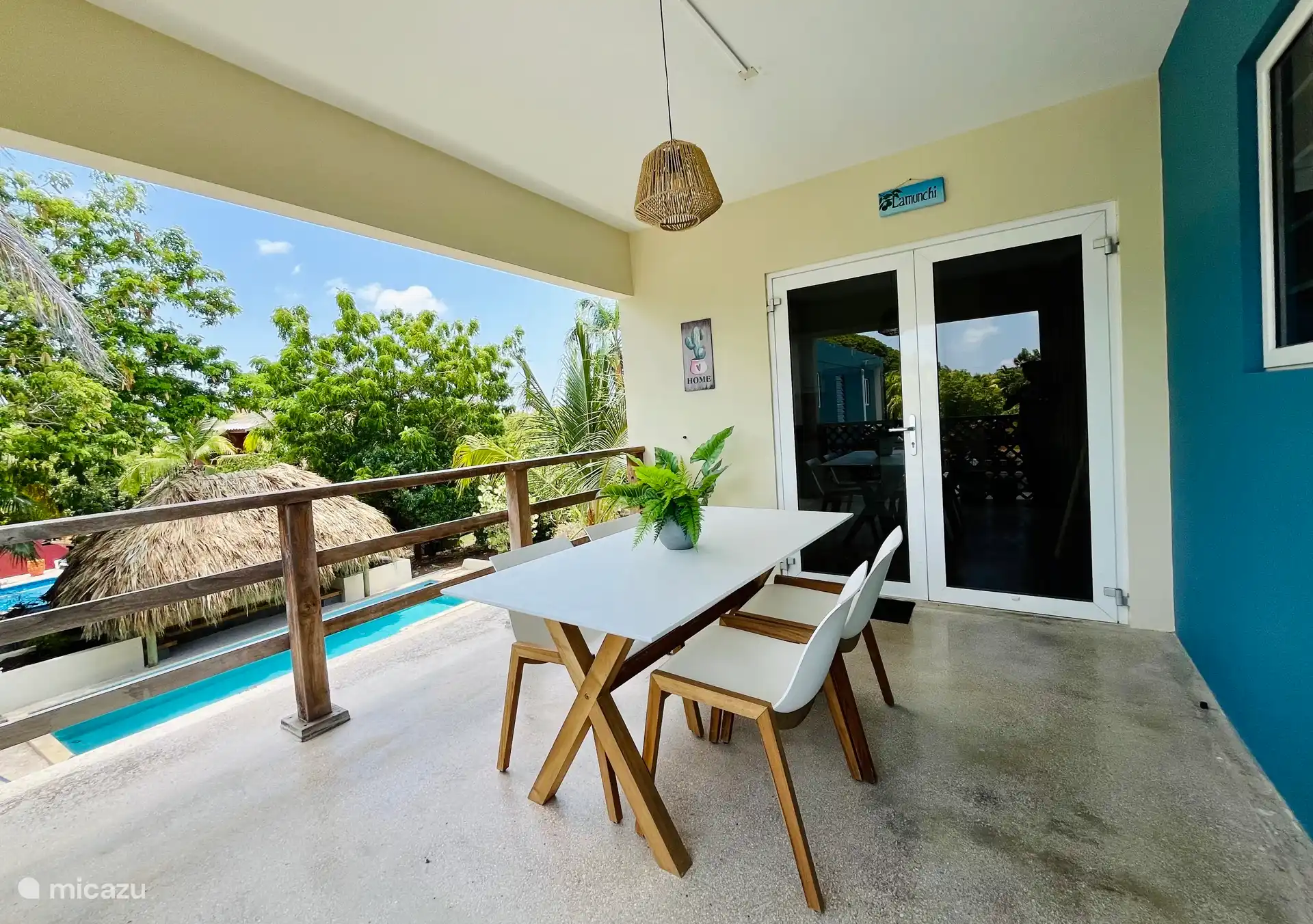 Porch/balcony