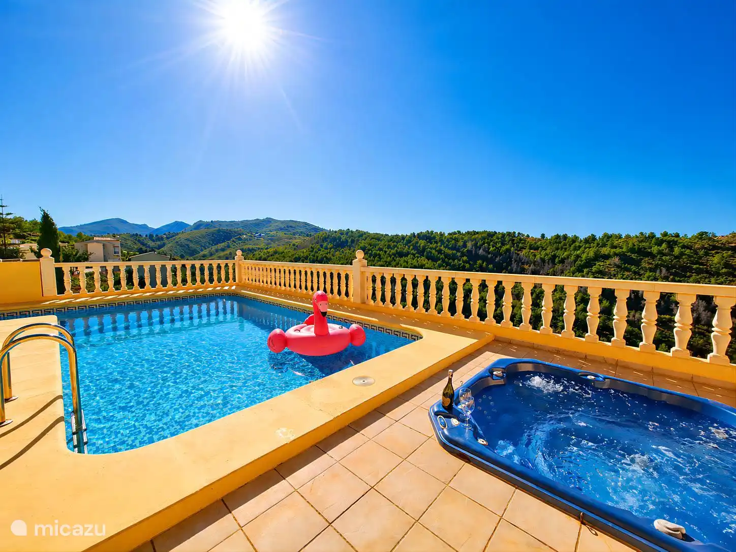 Swimming pool and jacuzzi with views of the natural park
