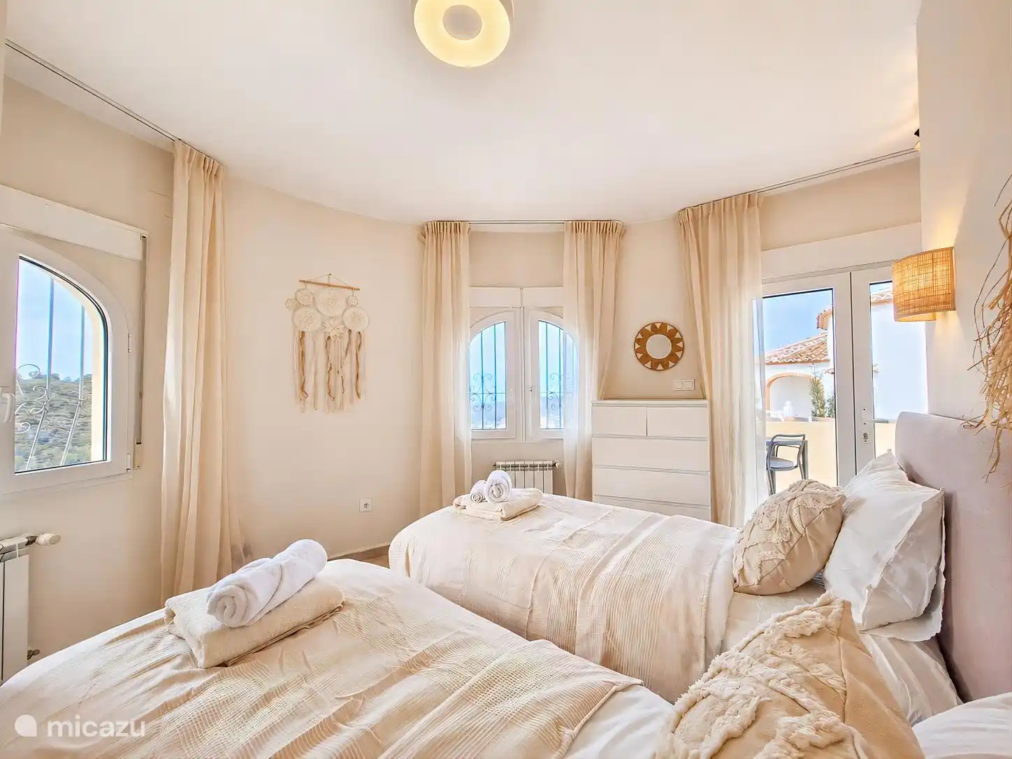 3rd bedroom with 2 single beds 2,00X0,90m with bathroom en suite. 1st floor