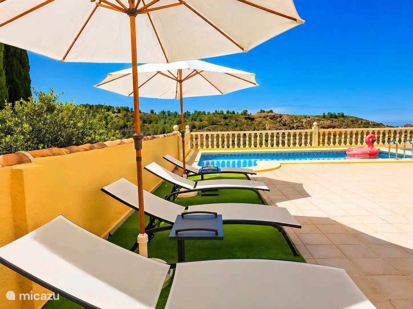 Sunbeds and swimming pool