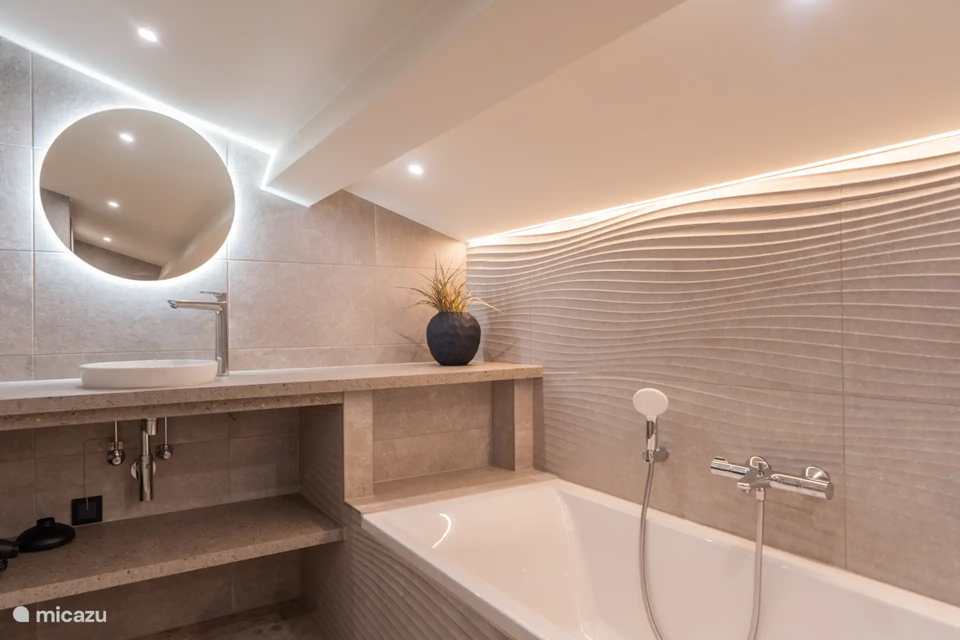 Luxe badkamer met bad