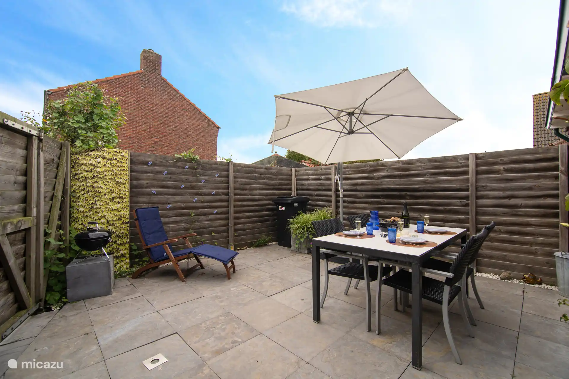 Tuin met tafel en stoelen