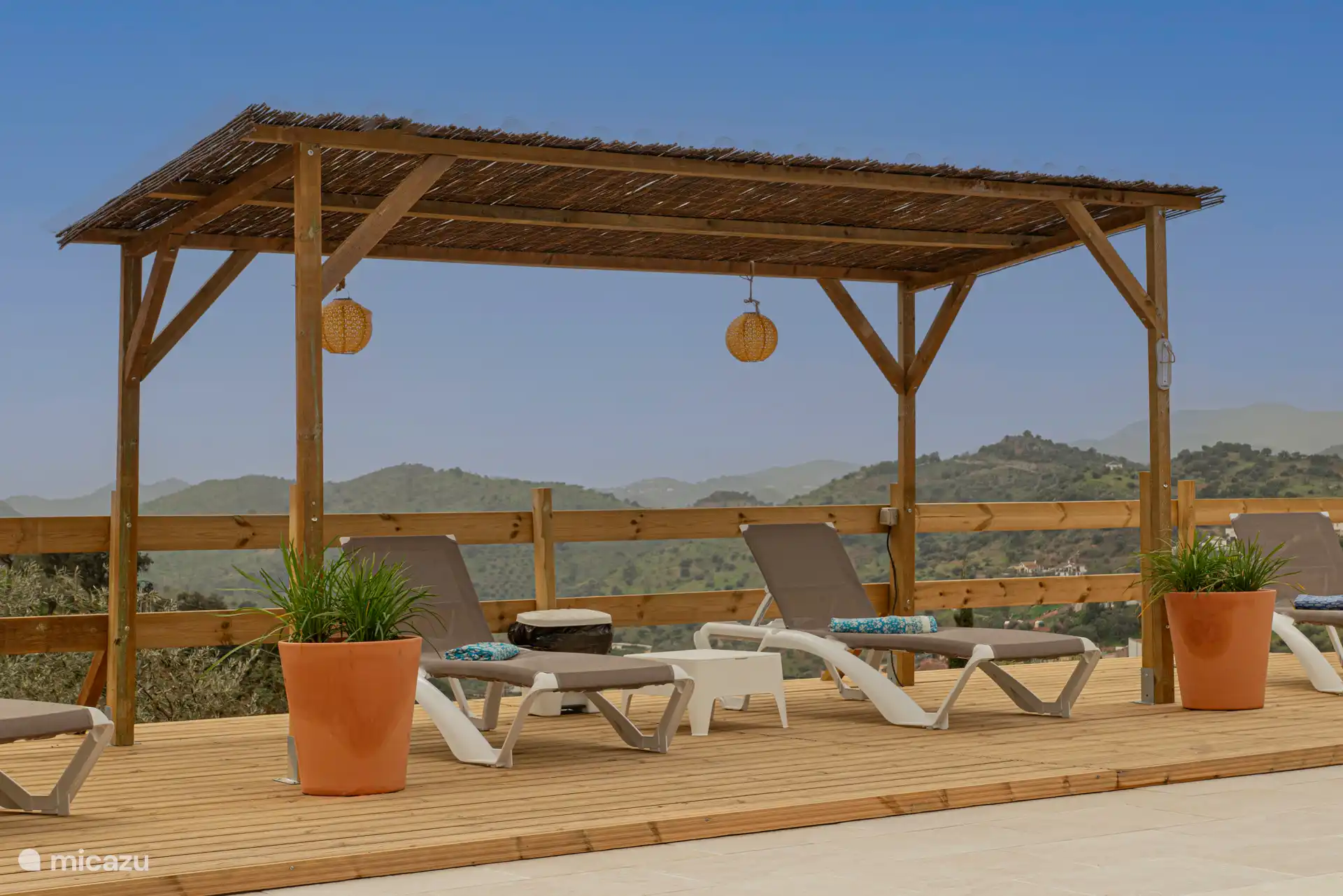 terraza solar junto a la piscina