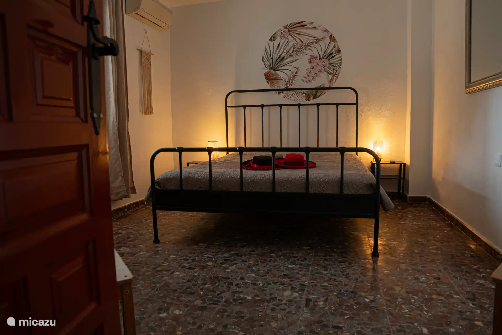 slaapkamer aan de voorzijde met kingsize bed en airco