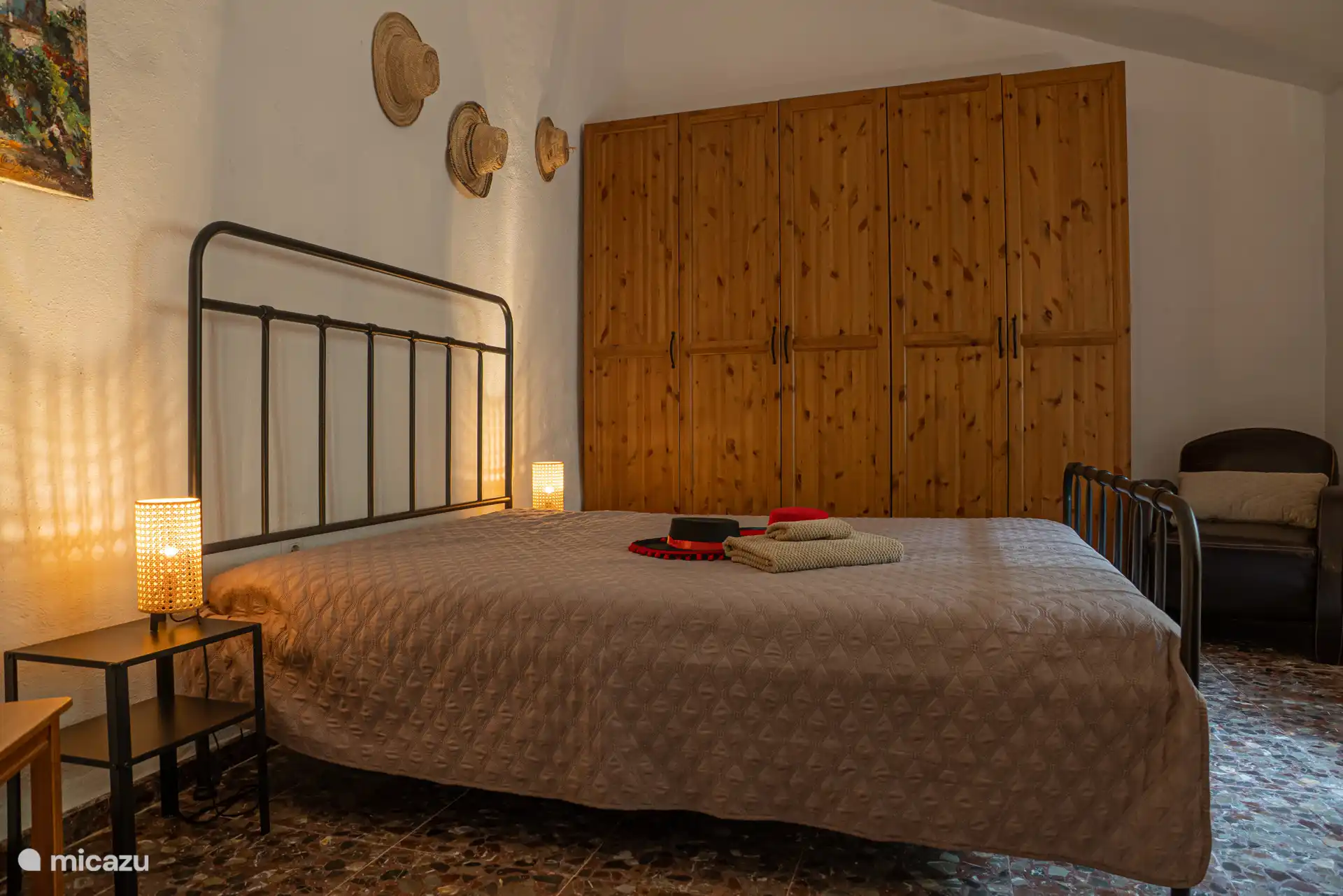 slaapkamer achterzijde met kingsize bed en airco