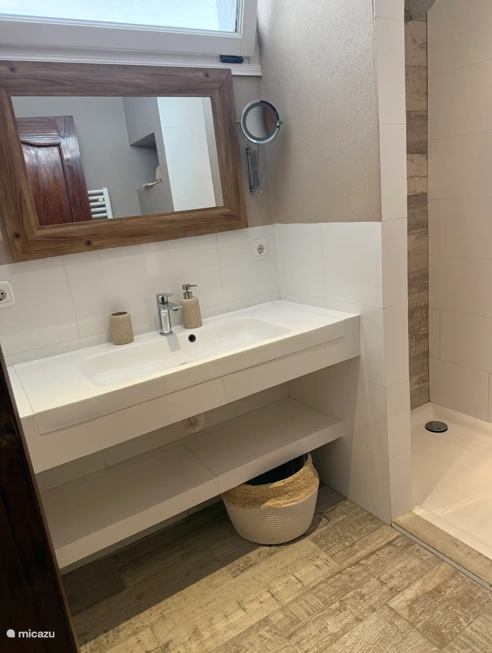 Stijlvolle badkamer met ruime inloopdouche en verzorgde afwerking.
